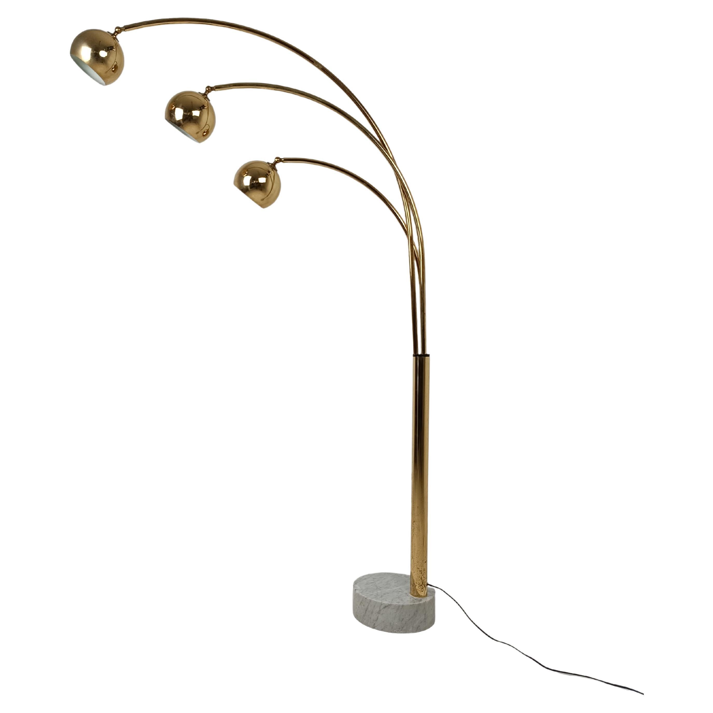 Italienische Bogen-Stehlampe aus vergoldetem Metall und Marmor, Reggiani zuzuschreiben, 70er Jahre