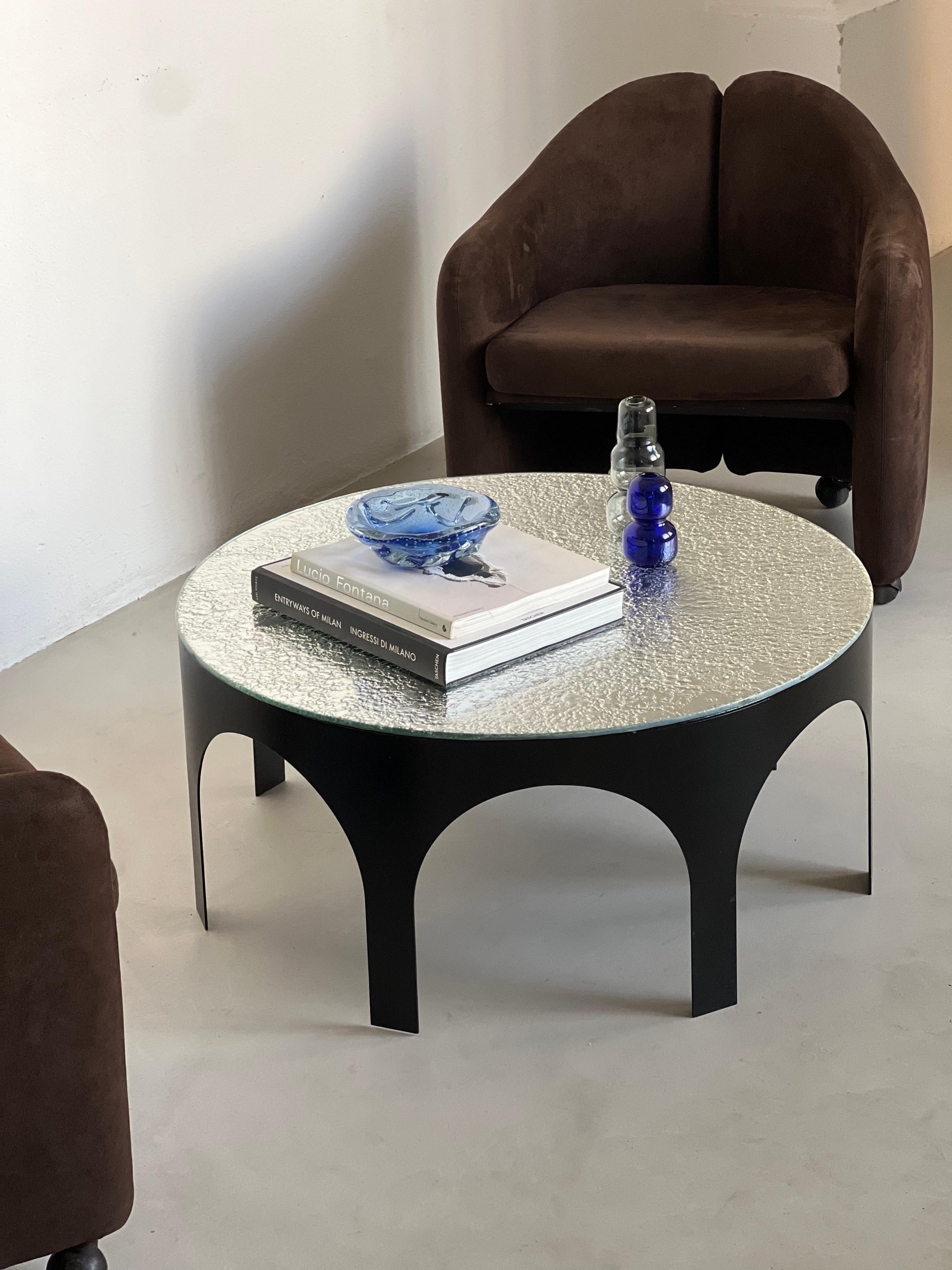 Table basse sculpturale - Collectional Table Cocktail - Table basse contemporaine

La table basse Palladium de Spinzi Milano, conçue en hommage à l'élégance intemporelle de l'architecture italienne néoclassique et aux travaux d'Andrea Palladio,