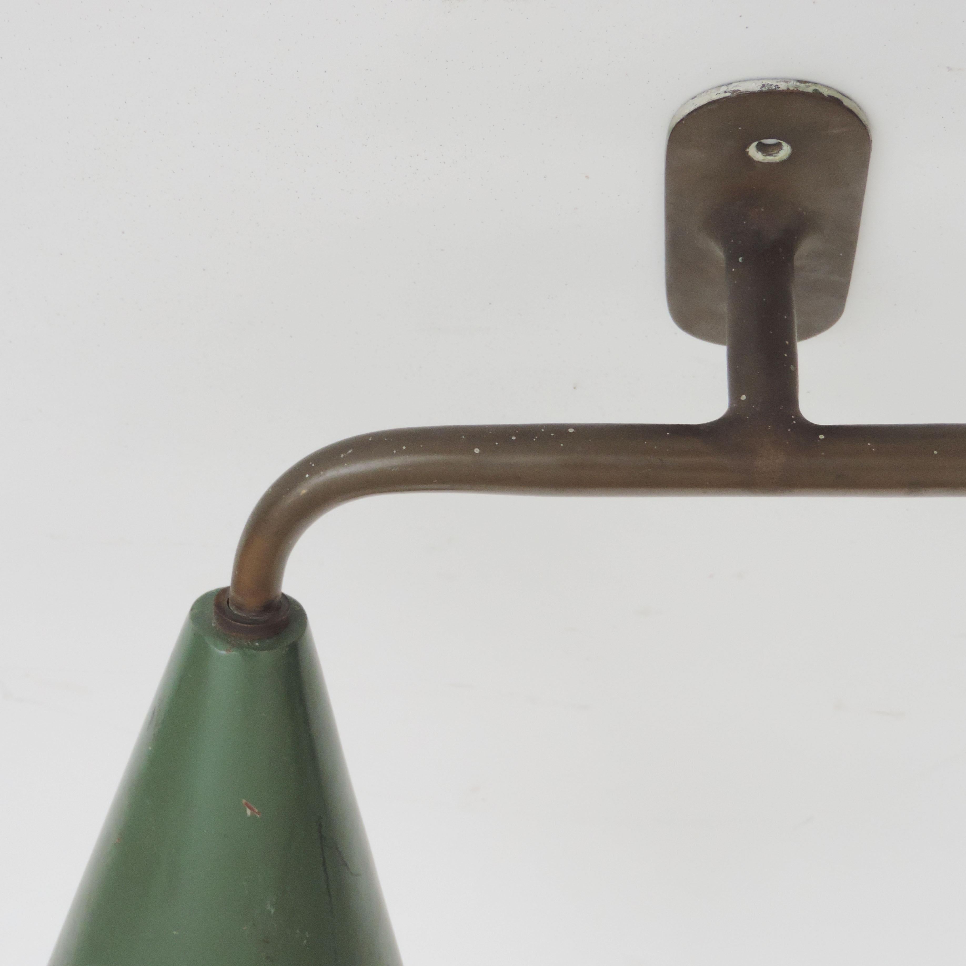 Italienische architektonische Doppelkegel-Wandleuchte aus Messing und Metall aus den 1940er Jahren (Mitte des 20. Jahrhunderts) im Angebot