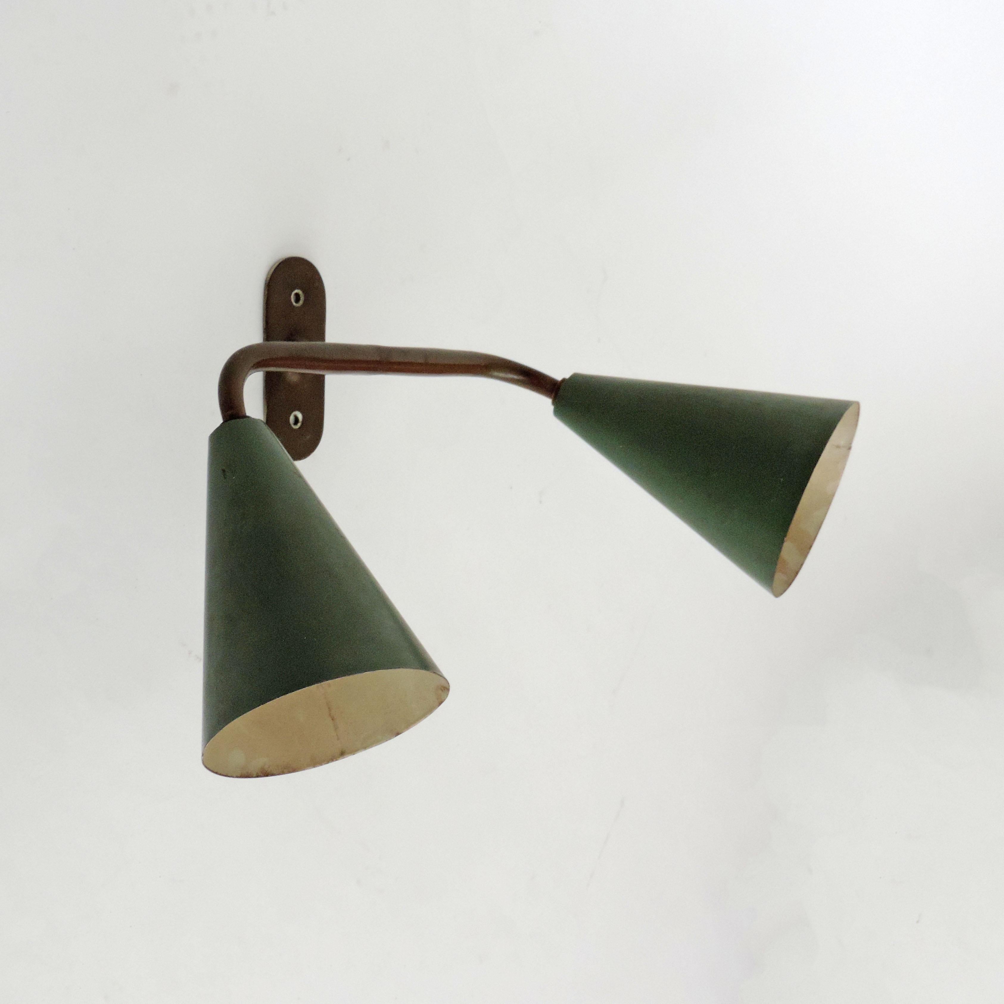 Lámpara de pared de doble cono de latón y metal de arquitecto italiano de los años 40 Metal en venta