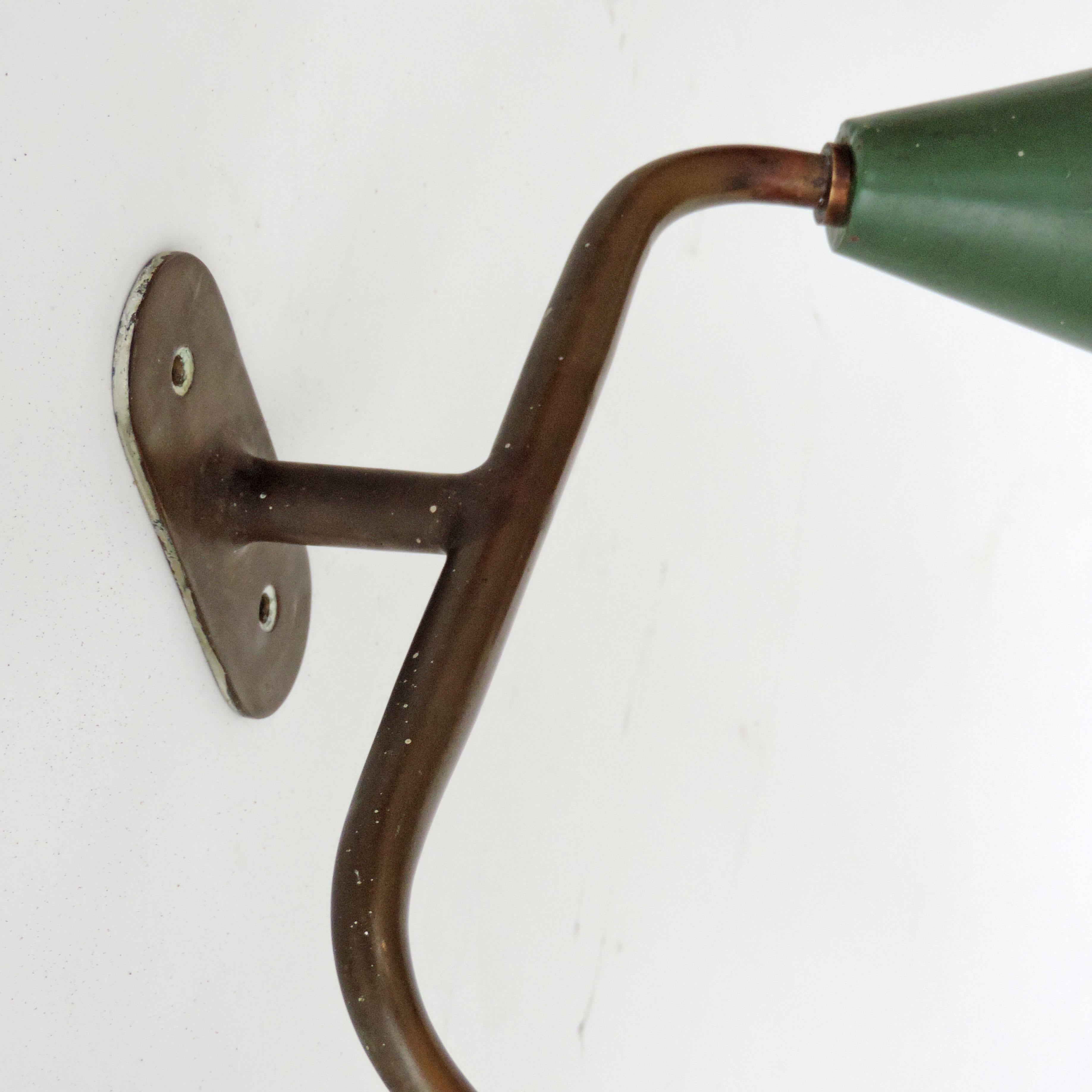 Italienische architektonische Doppelkegel-Wandleuchte aus Messing und Metall aus den 1940er Jahren im Angebot 3