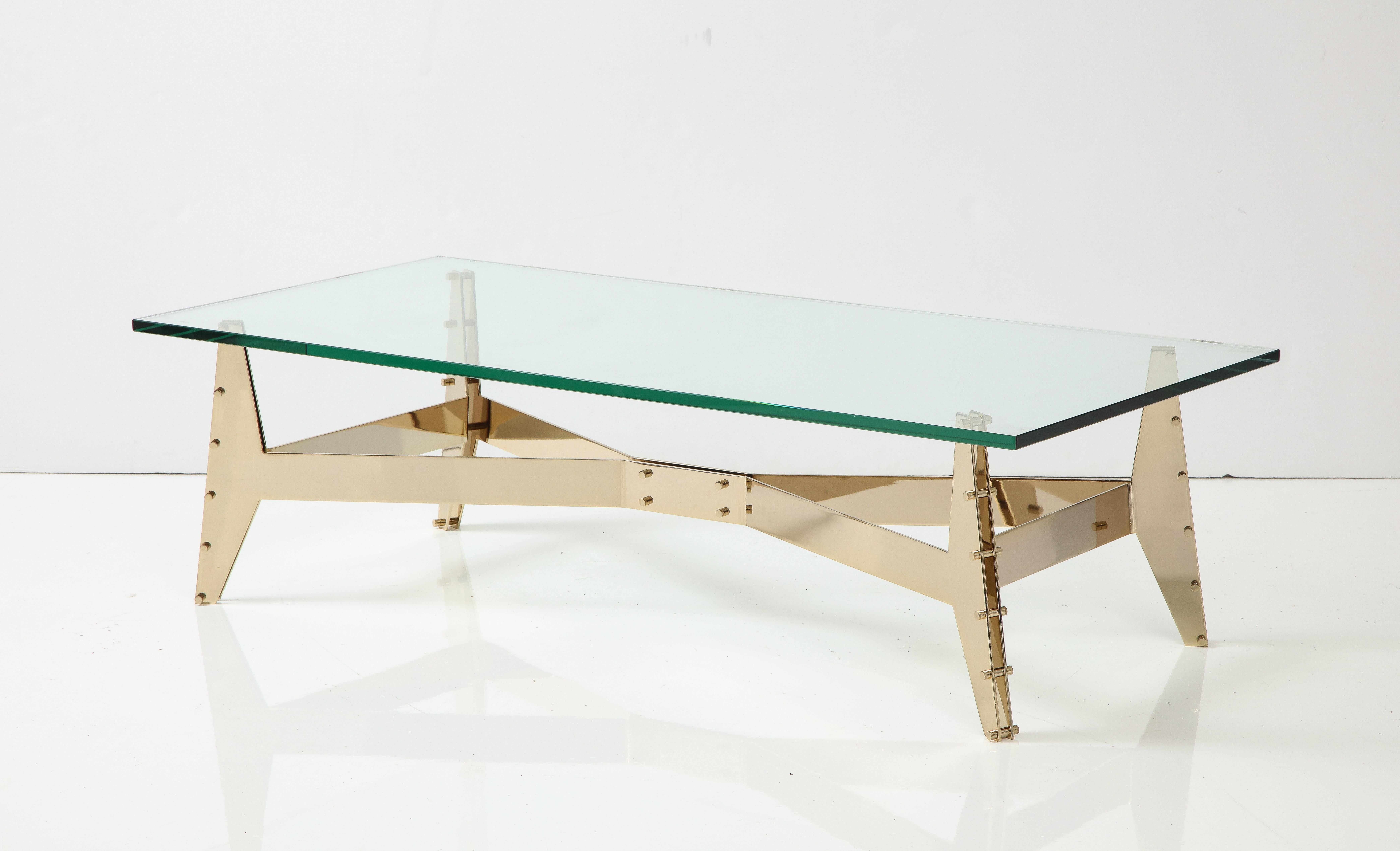 Table basse moderniste italienne à base architecturale avec plateau en verre en vente 6