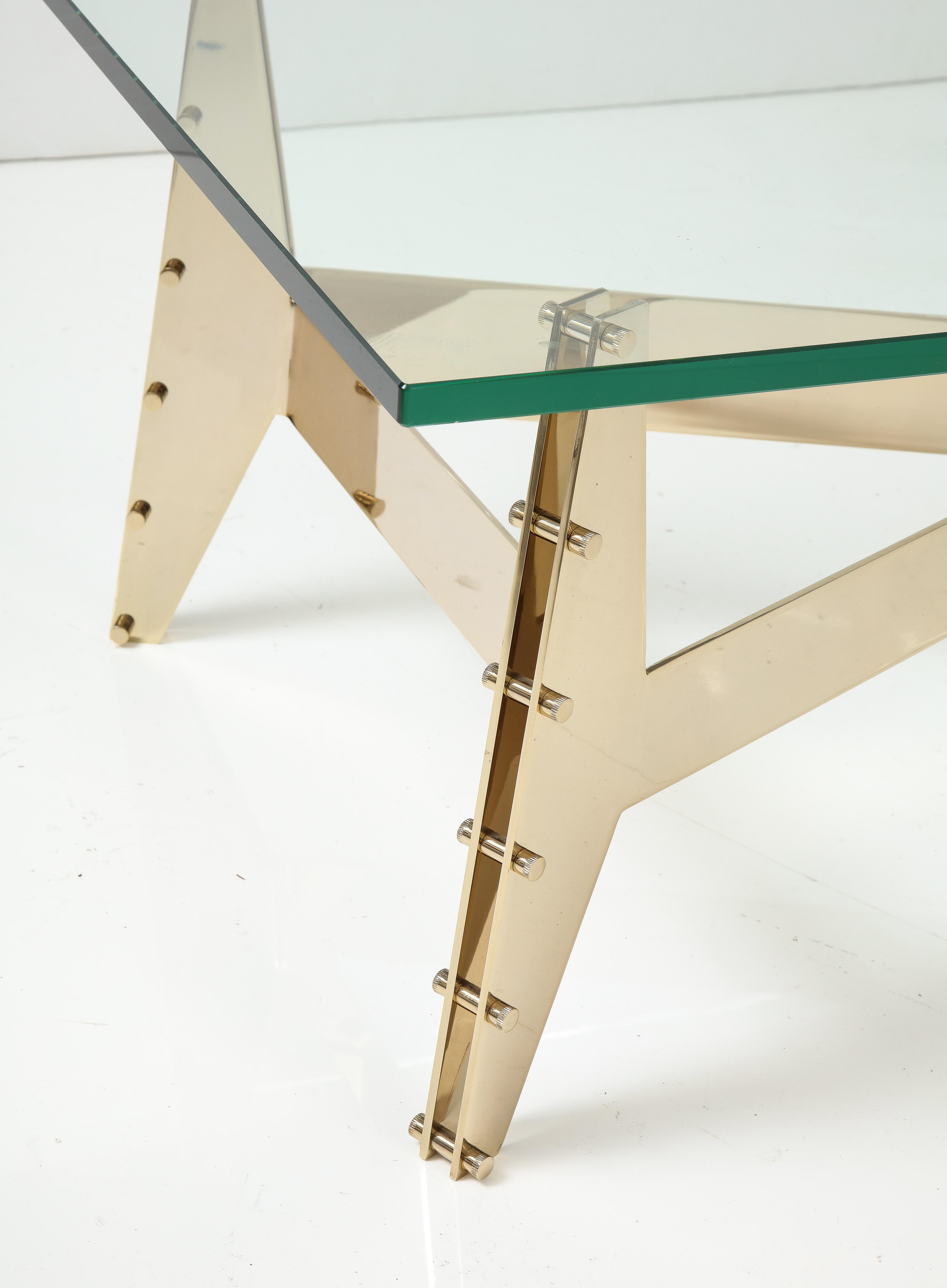 Table basse moderniste italienne à base architecturale avec plateau en verre en vente 2