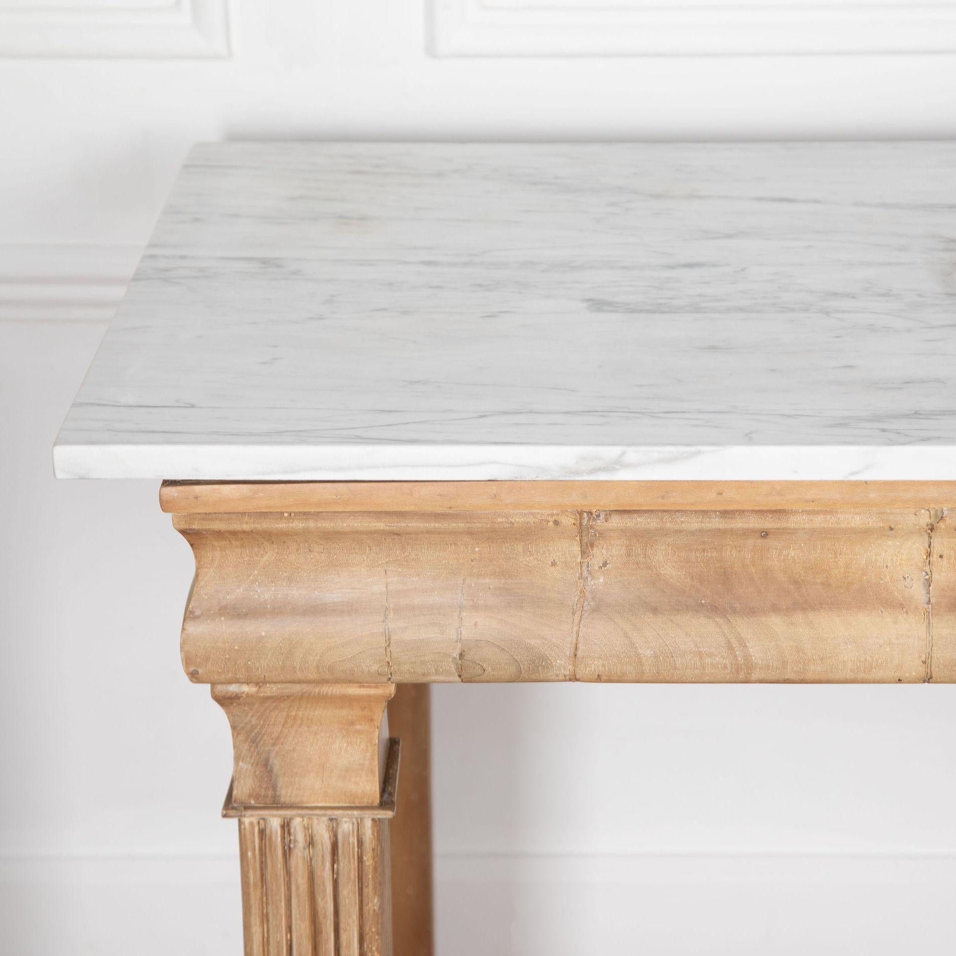 Table console en noyer blanchi d'architecture italienne en vente 7