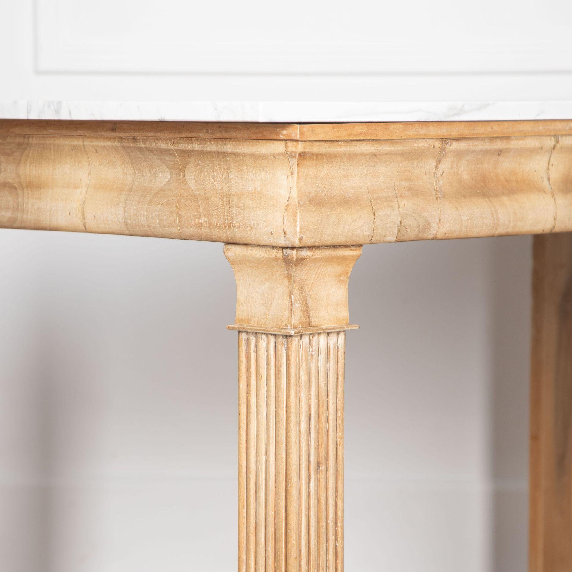 Table console en noyer blanchi d'architecture italienne en vente 2