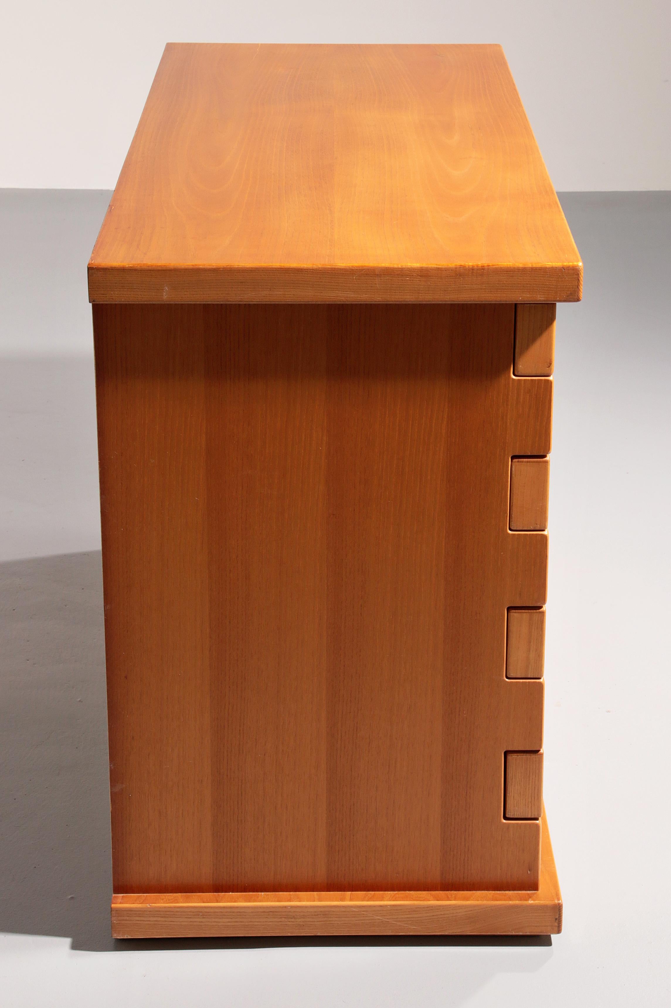 Italiano Cassettiera architettonica italiana in frassino in vendita