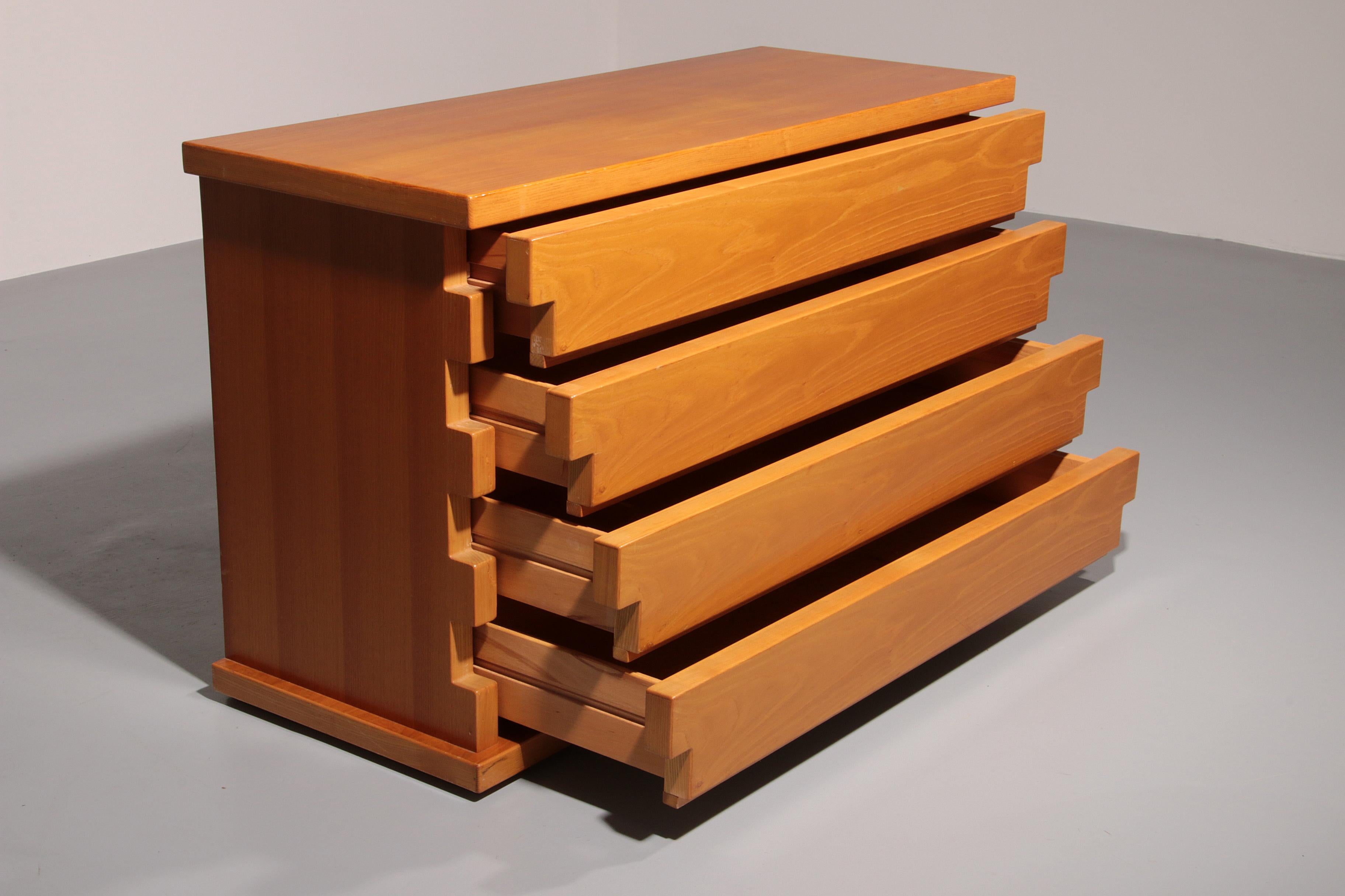 Fine XX secolo Cassettiera architettonica italiana in frassino in vendita