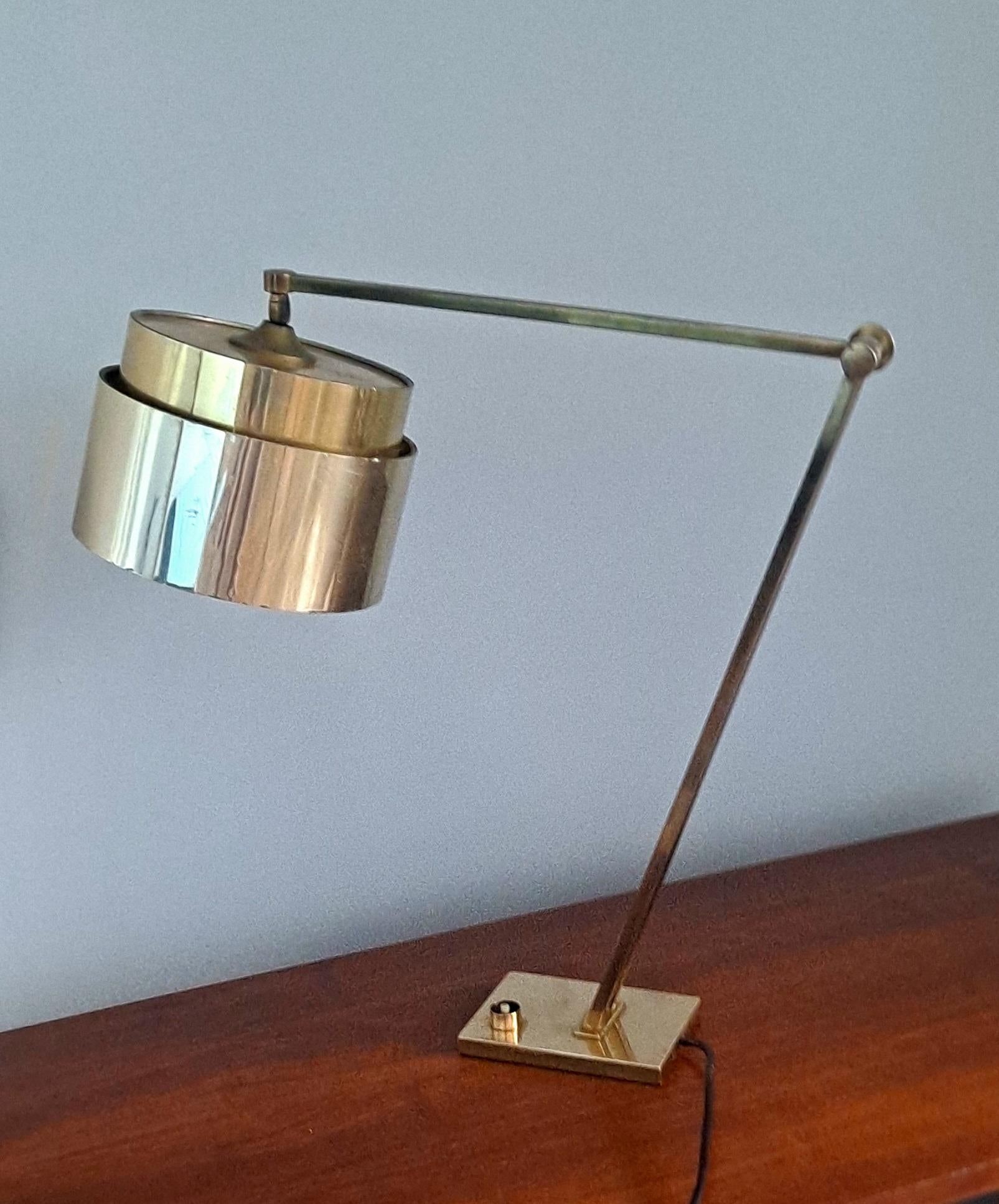 Italian Architectural Desk Brass Lamp For Sale 1