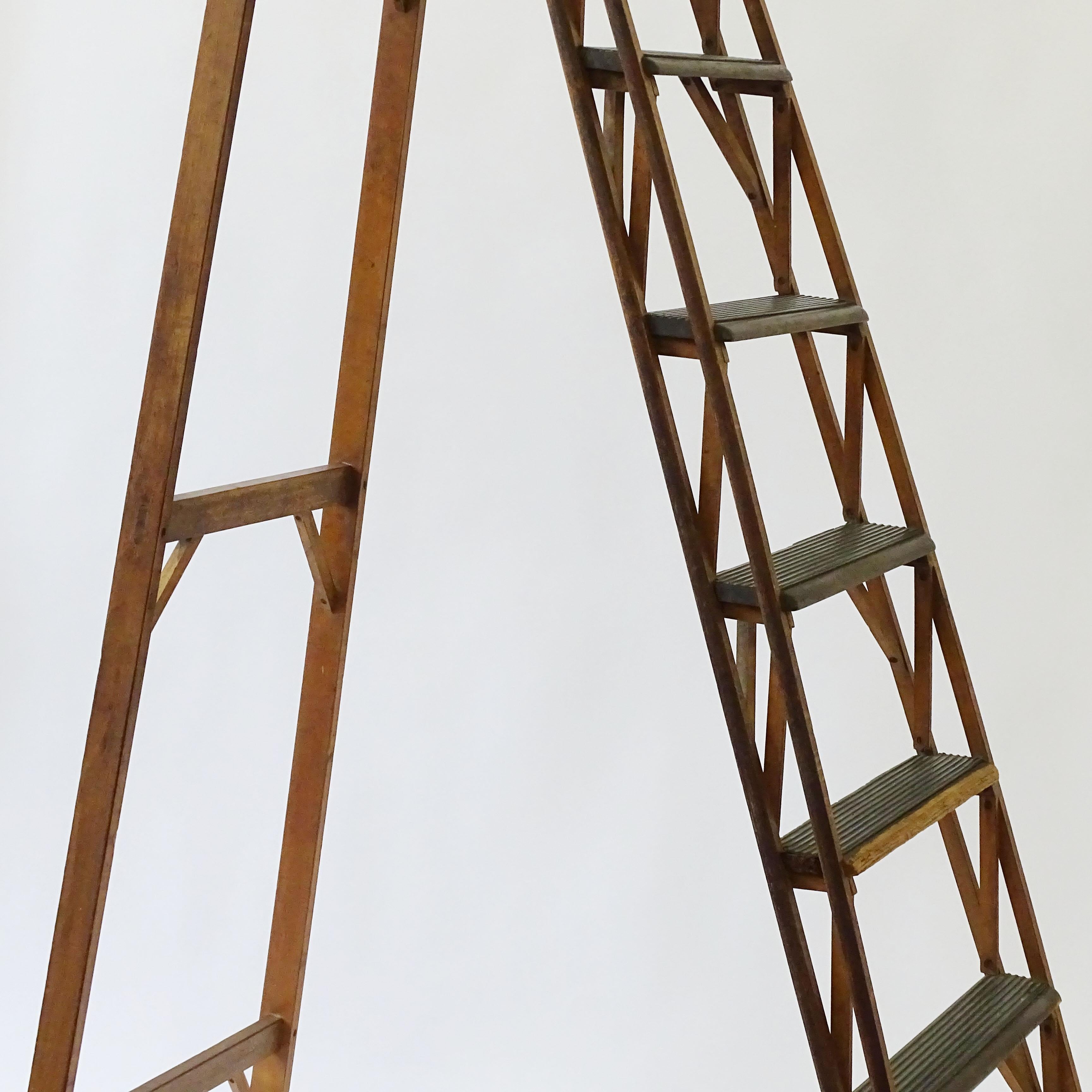 Mid-Century Modern Italian Architectural Free Standing Library Ladder, 1950s