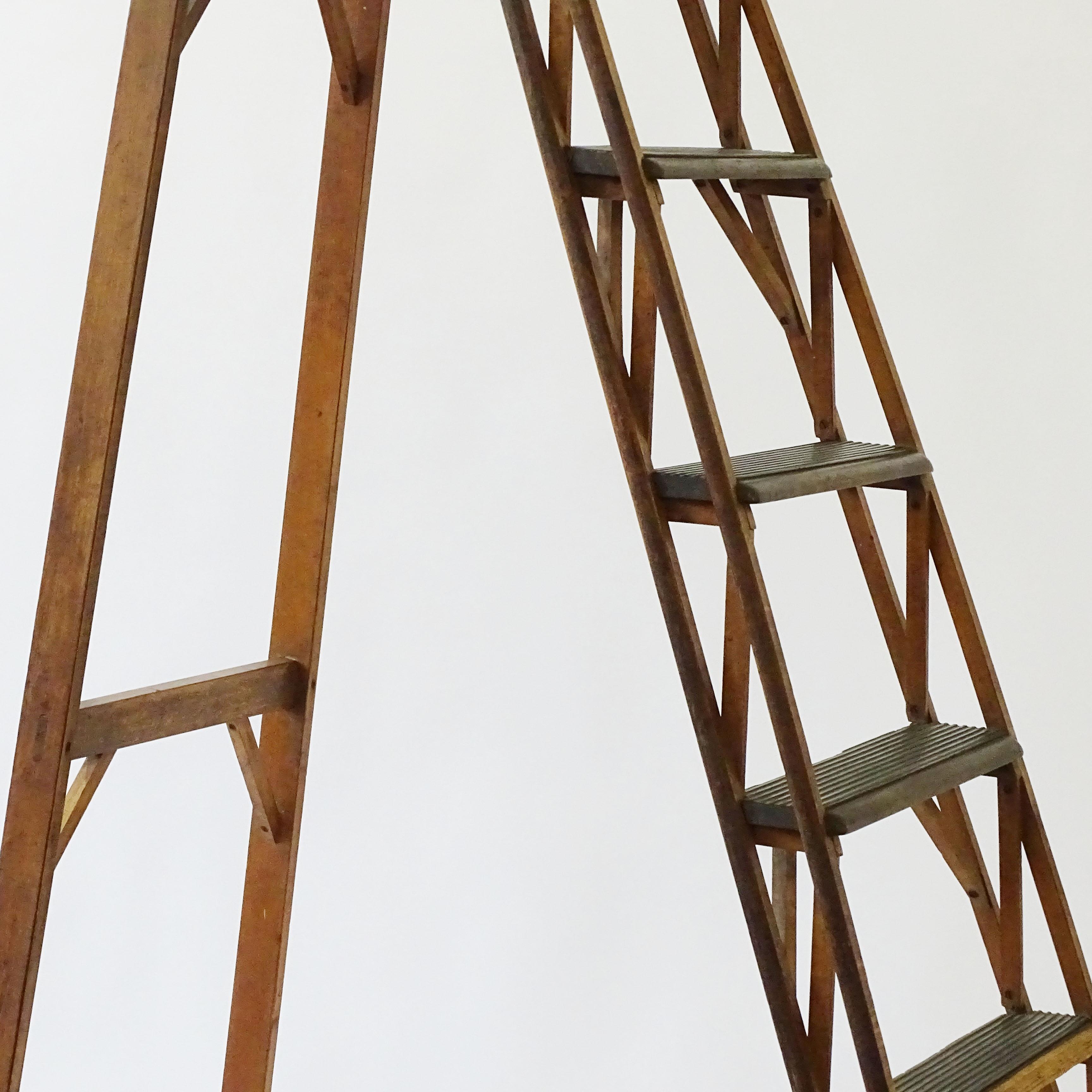 Italian Architectural Free Standing Library Ladder, 1950s In Good Condition In Milan, IT