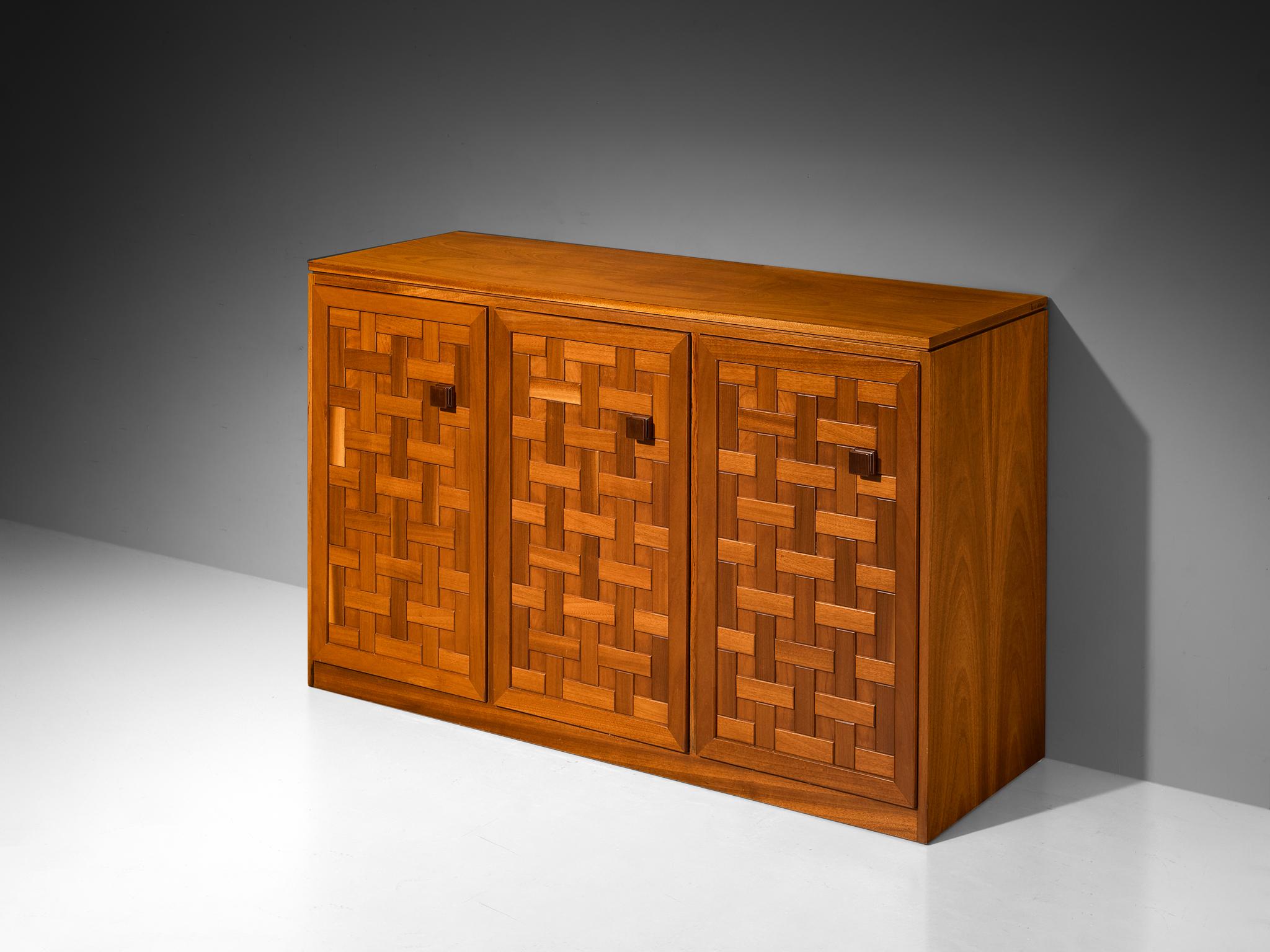 Credenza, giallo meranti, Italia, anni '80

Credenze d'eccezione realizzate in Italia che bilanciano perfettamente l'eleganza architettonica con un approccio naturale. Il design è definito da una struttura grafica, caratterizzata da una griglia di
