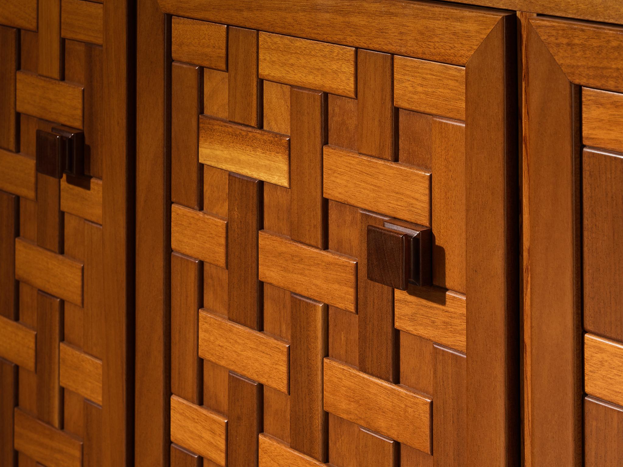Legno Credenza architettonica italiana con struttura a griglia in Meranti in vendita