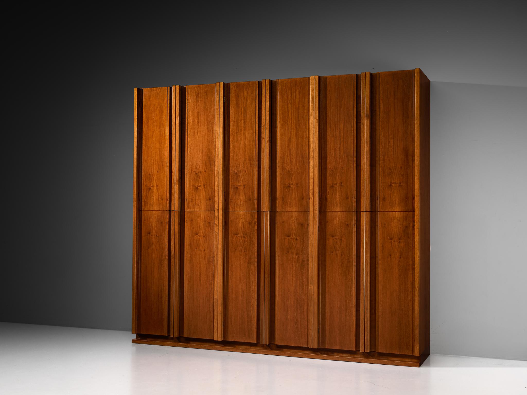 Meuble mural ou armoire, noyer, Italie, années 1970

Cette étonnante unité murale des années 1970 reflète une approche moderniste audacieuse avec une apparence architecturale. Fabriquée en noyer, cette pièce est à la fois sculpturale et