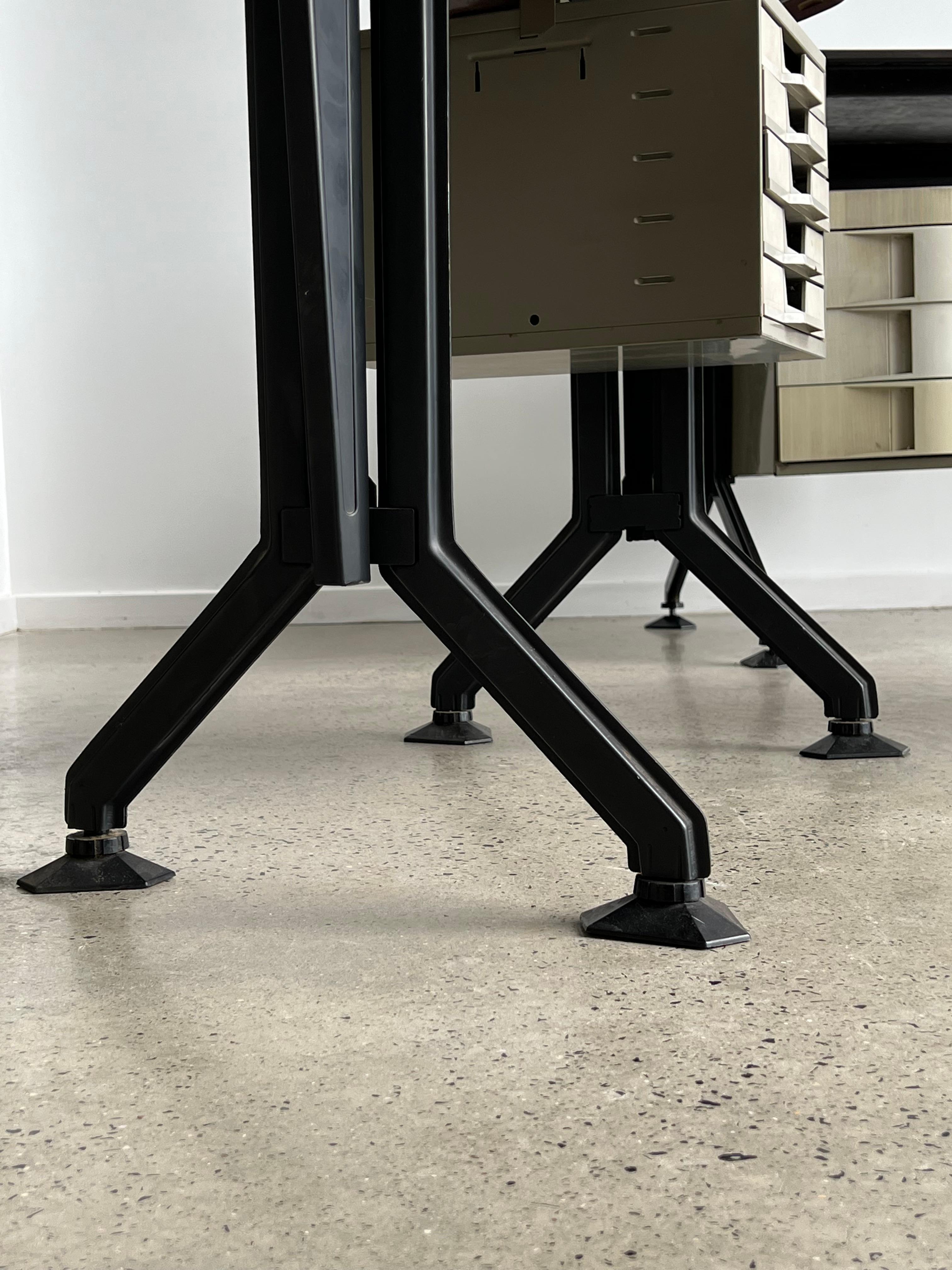 scrivania olivetti anni '70