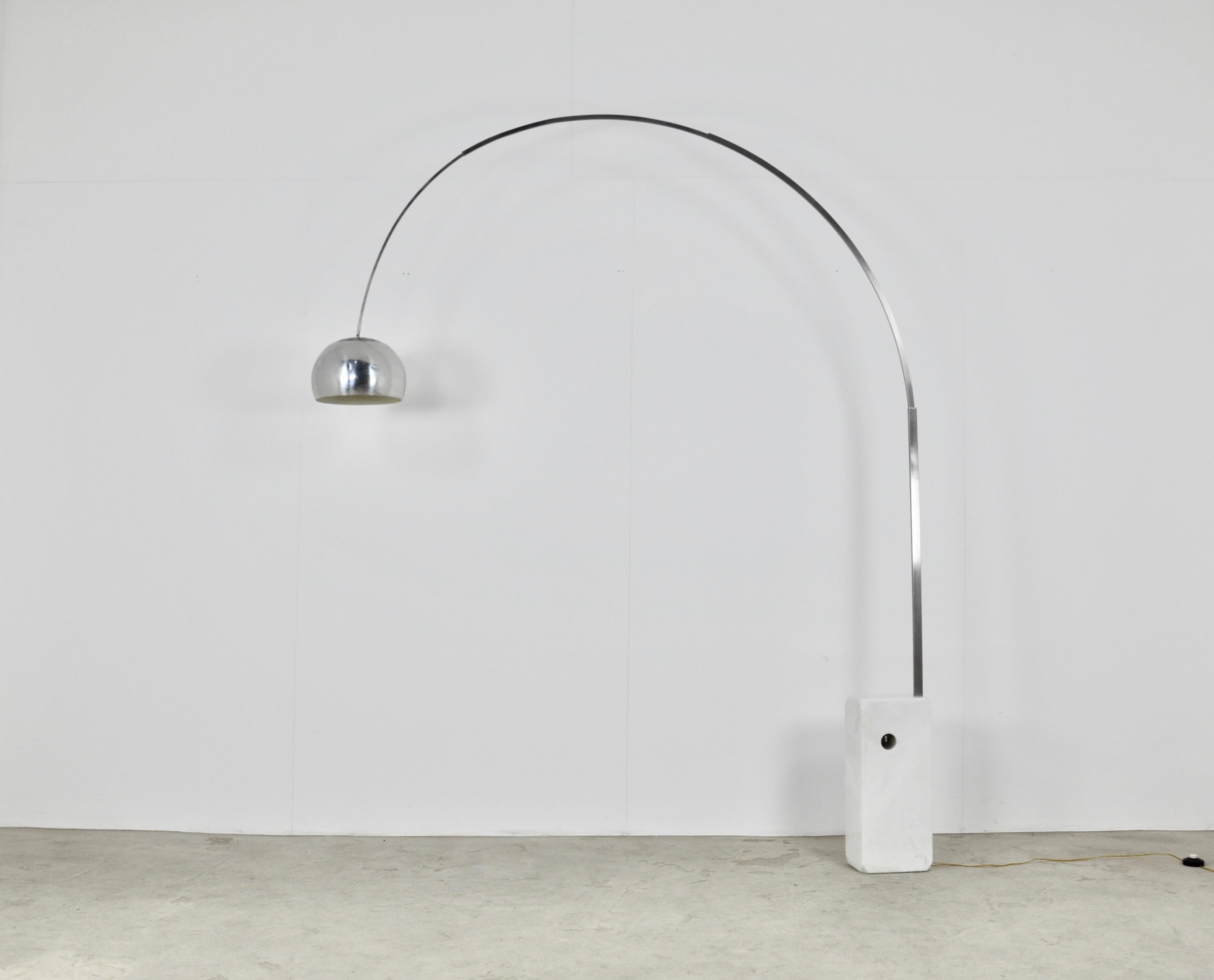 Floor lamp in metal and marble adjustable. trace of wear (see photo)