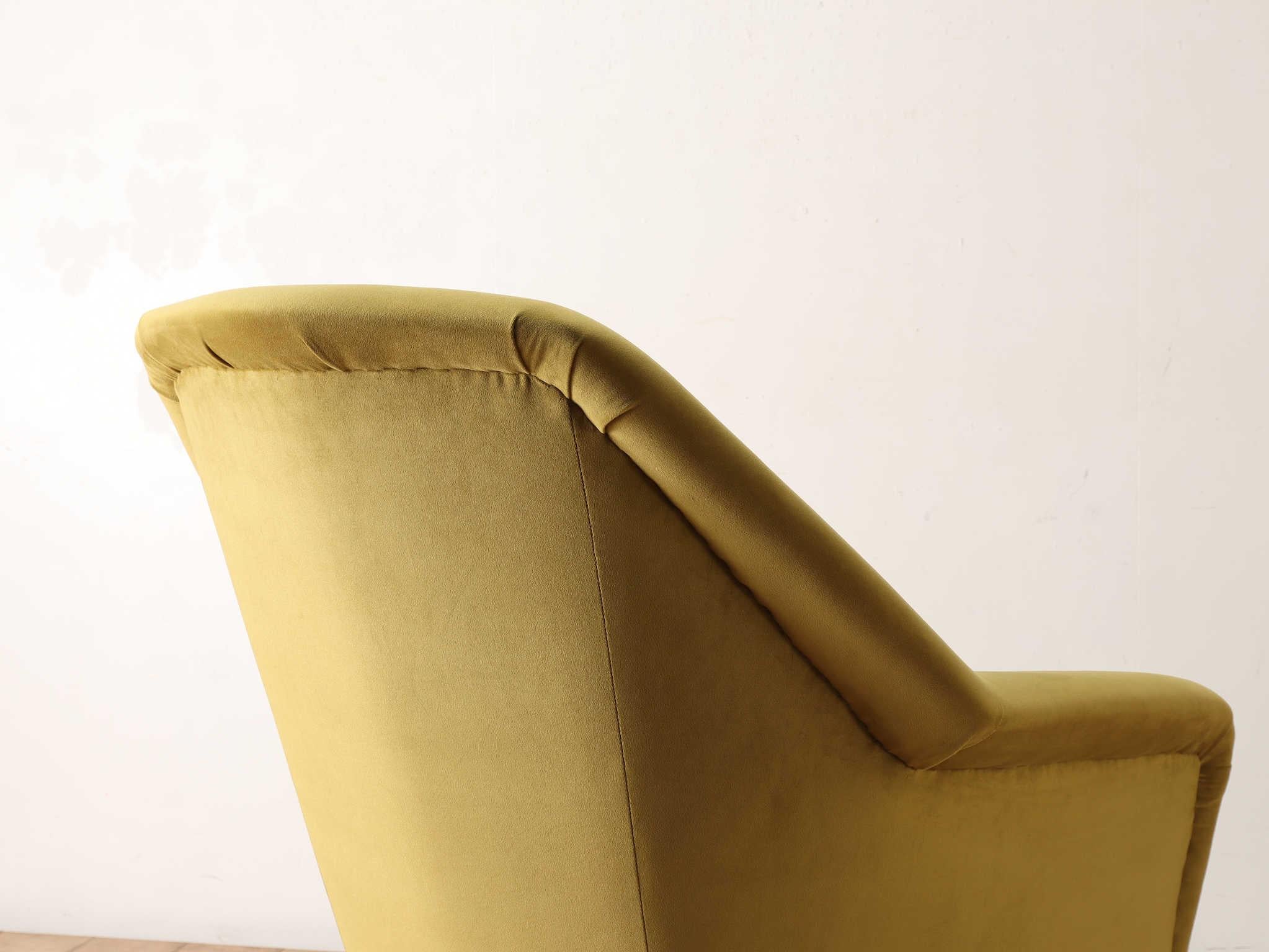 Questa poltrona è stata realizzata in Italia negli anni '50. La silhouette semplice e pulita è tipica di un design italiano snello. Lo schienale ha un bordo stretto nella parte superiore, che le conferisce un aspetto elegante. Le gambe in metallo