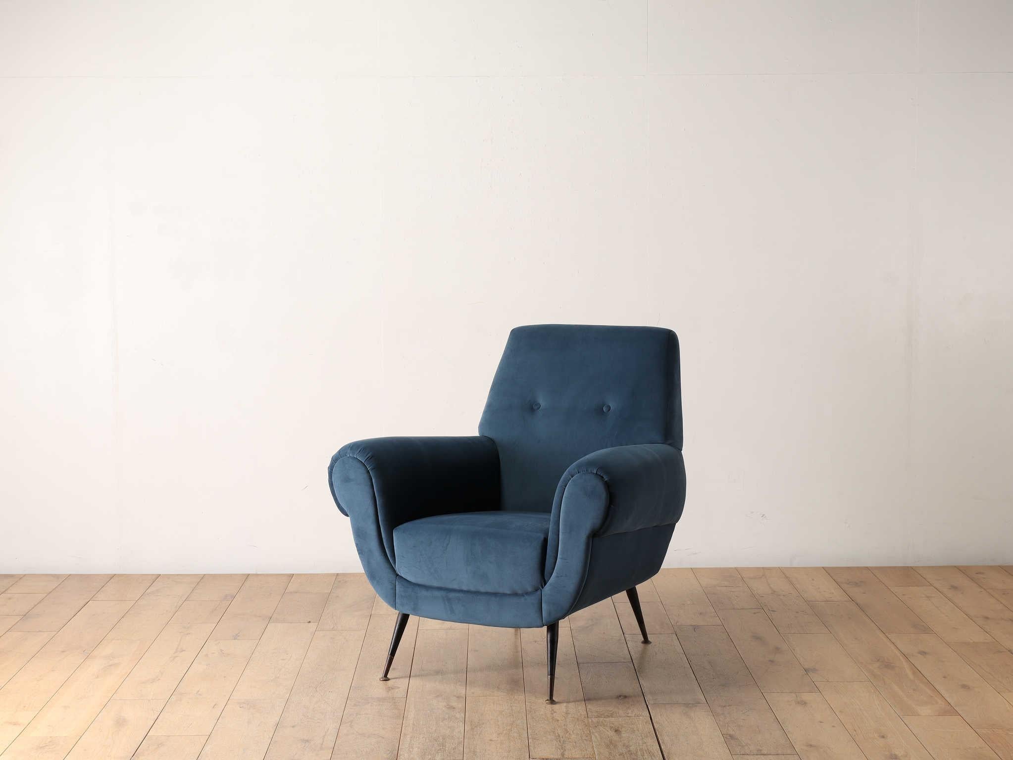 This armchair is characterised by its smart legs, which give a stylish impression of vintage Italian style, and the seat details, which are somewhat reminiscent of a retro look.The form of the chair gives it character from all angles, and it will