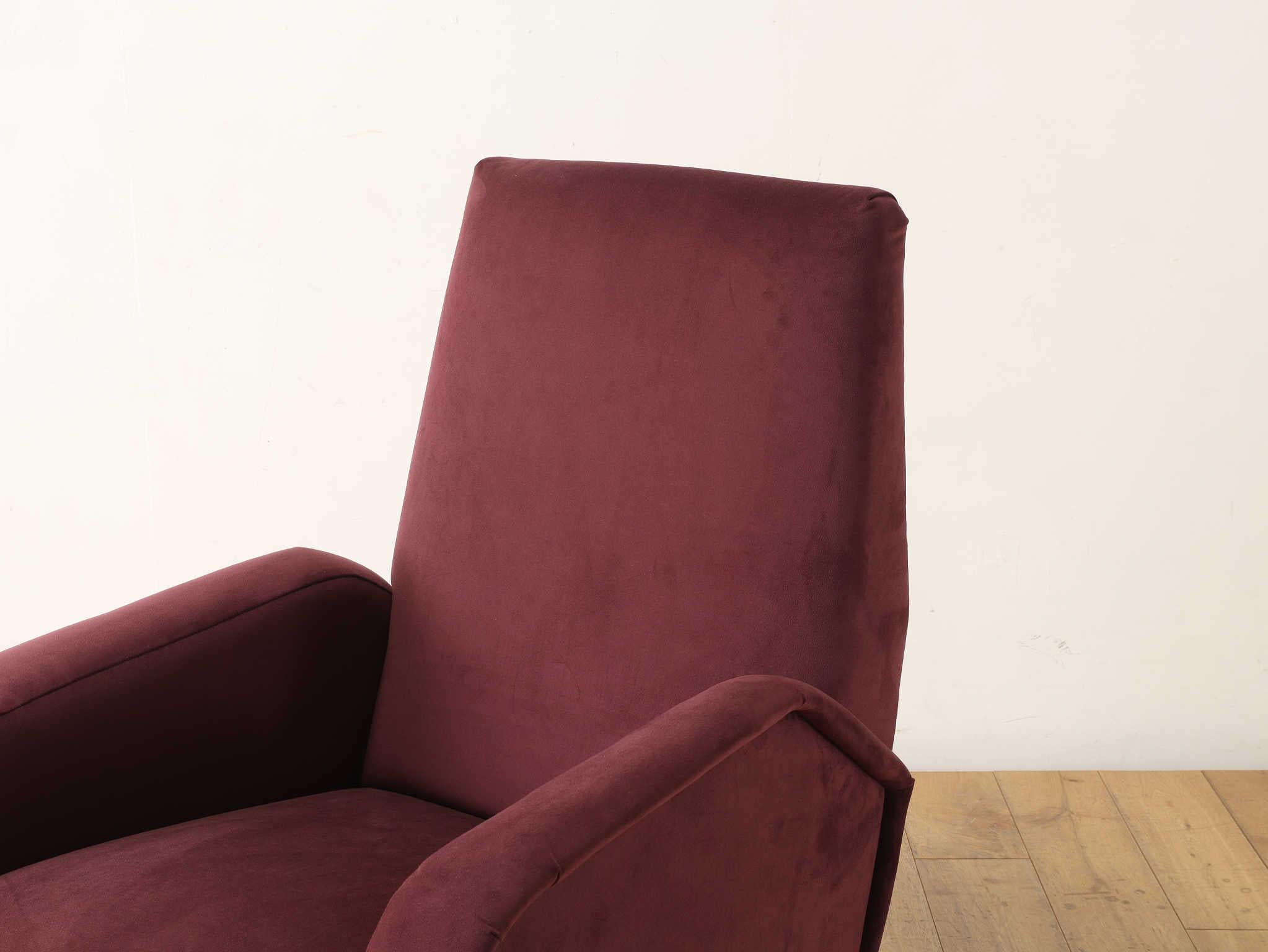 This armchair boasts an exceptionally beautiful silhouette, with graceful curves and proportions that immediately capture the eye. Its enveloping form offers a remarkable level of comfort, creating a sense of being gently cradled—one of its most