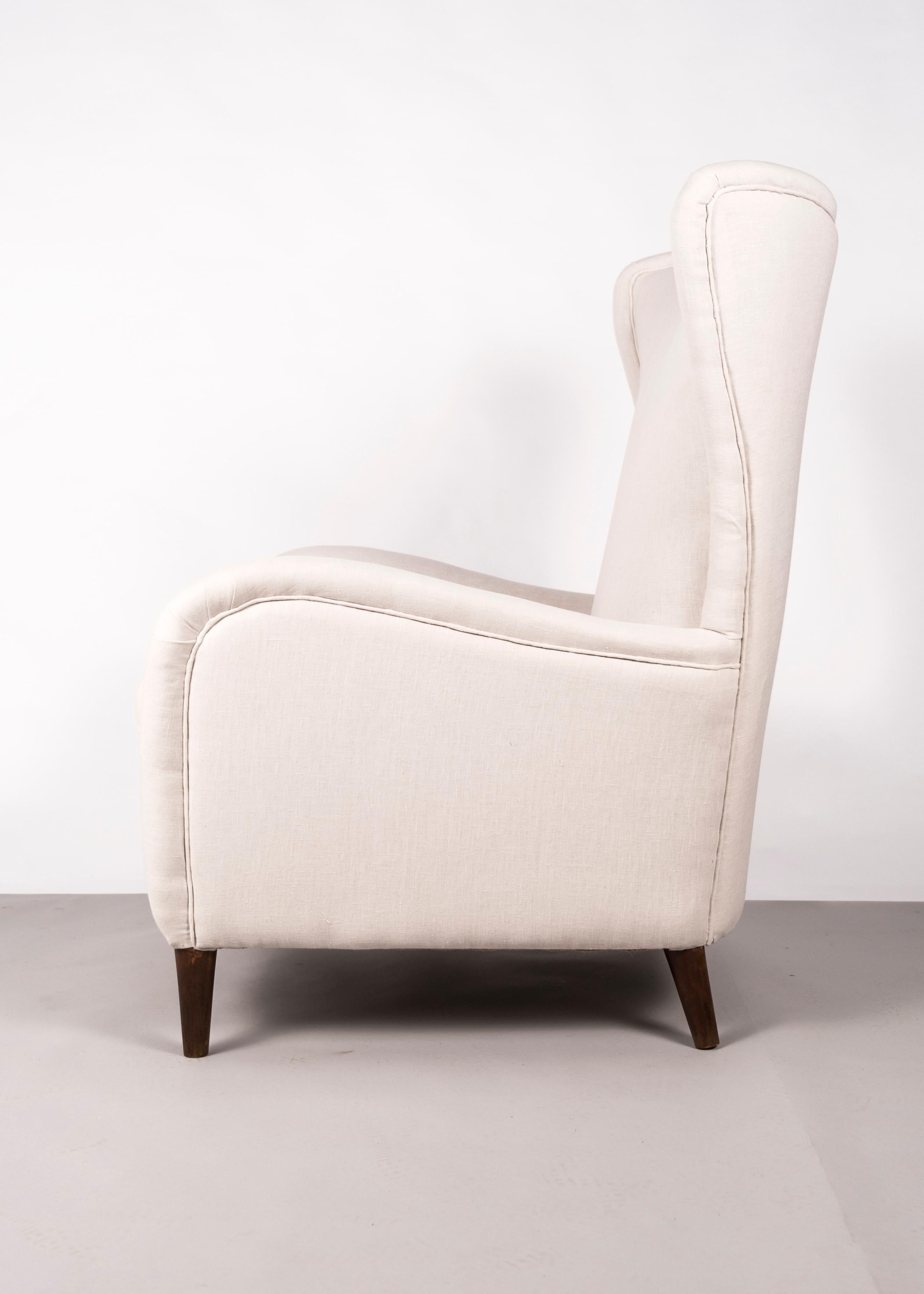 Wooden legs and frame, recently reupholstered in an off-white linen.
Dimensions: 107 x 80 x 90 cm.