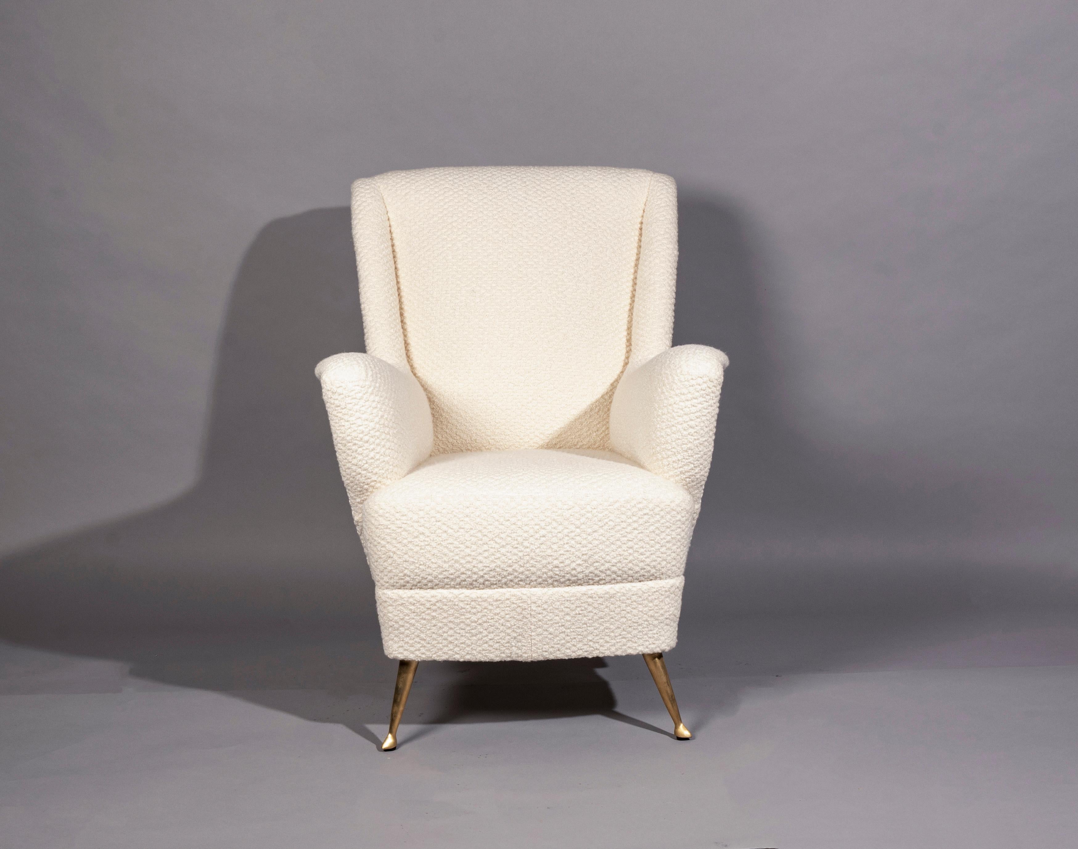 Schöner und sehr bequemer Sessel, hergestellt in Italien von ISA Bergamo in den 1950er Jahren.
Restauriert und neu gepolstert mit einem Holland&Sherry Wollboucle', Beine aus Messing.