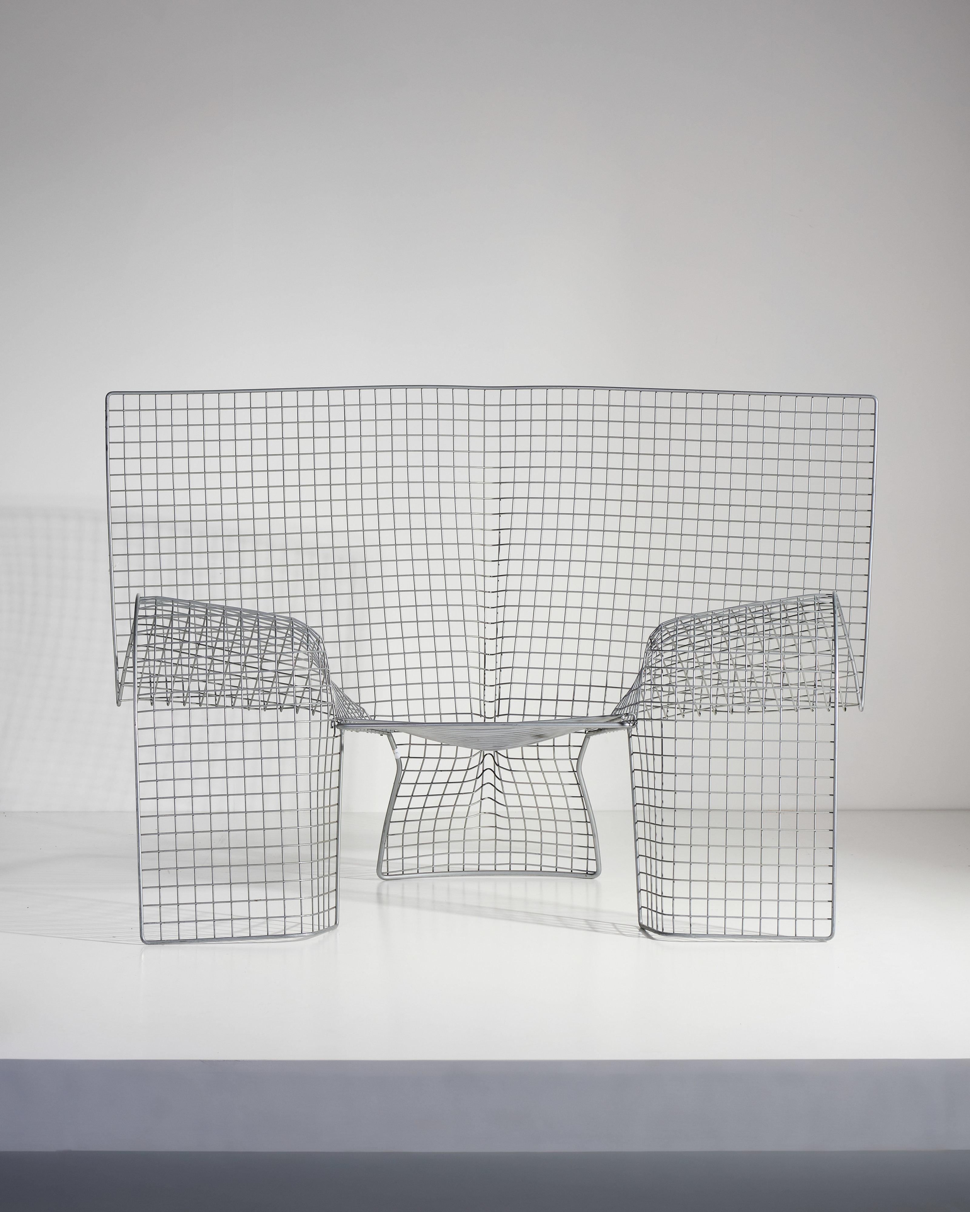 Chromed metal
H112 x W143 x D75 cm