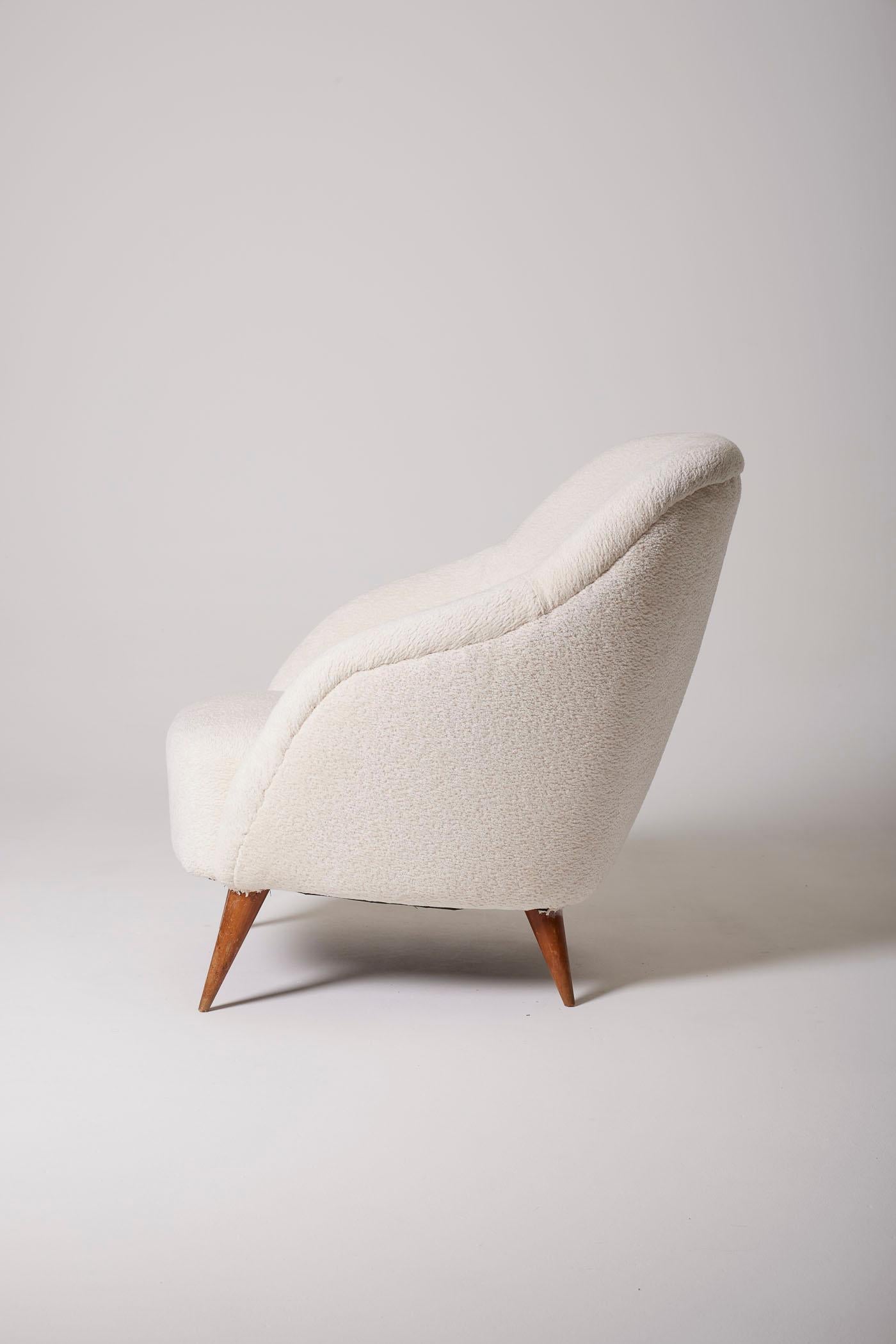 Italienischer Sessel aus den 1950er Jahren, inspiriert von dem Designer Gio Ponti. Dieser Sessel wurde mit Bouclé-Stoff neu gepolstert. Der Sockel ist aus Holz gefertigt. Perfekter Zustand.
DV346