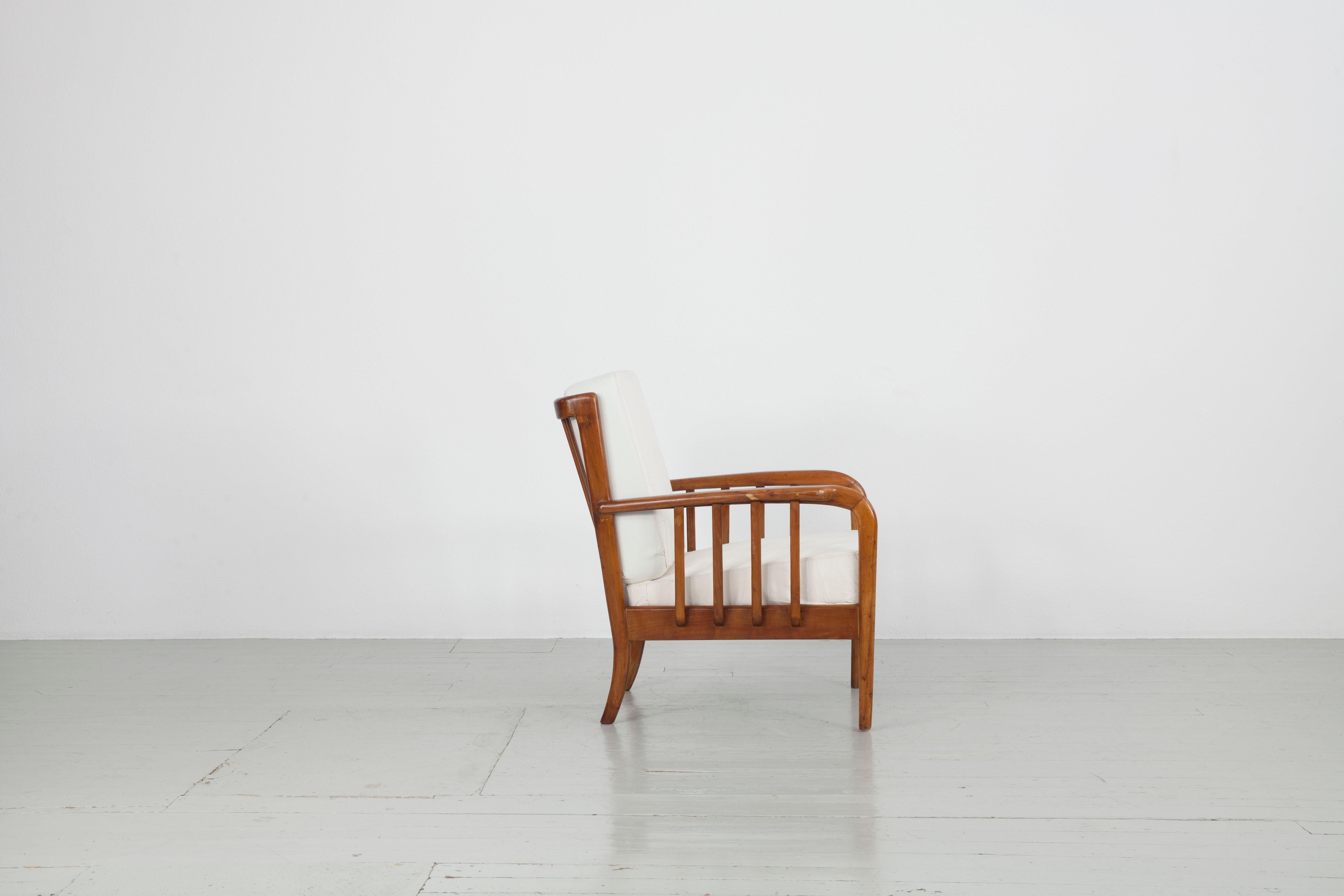 Mid-Century Modern Fauteuil italien des années 40 dans le style de Paolo Buffa en vente