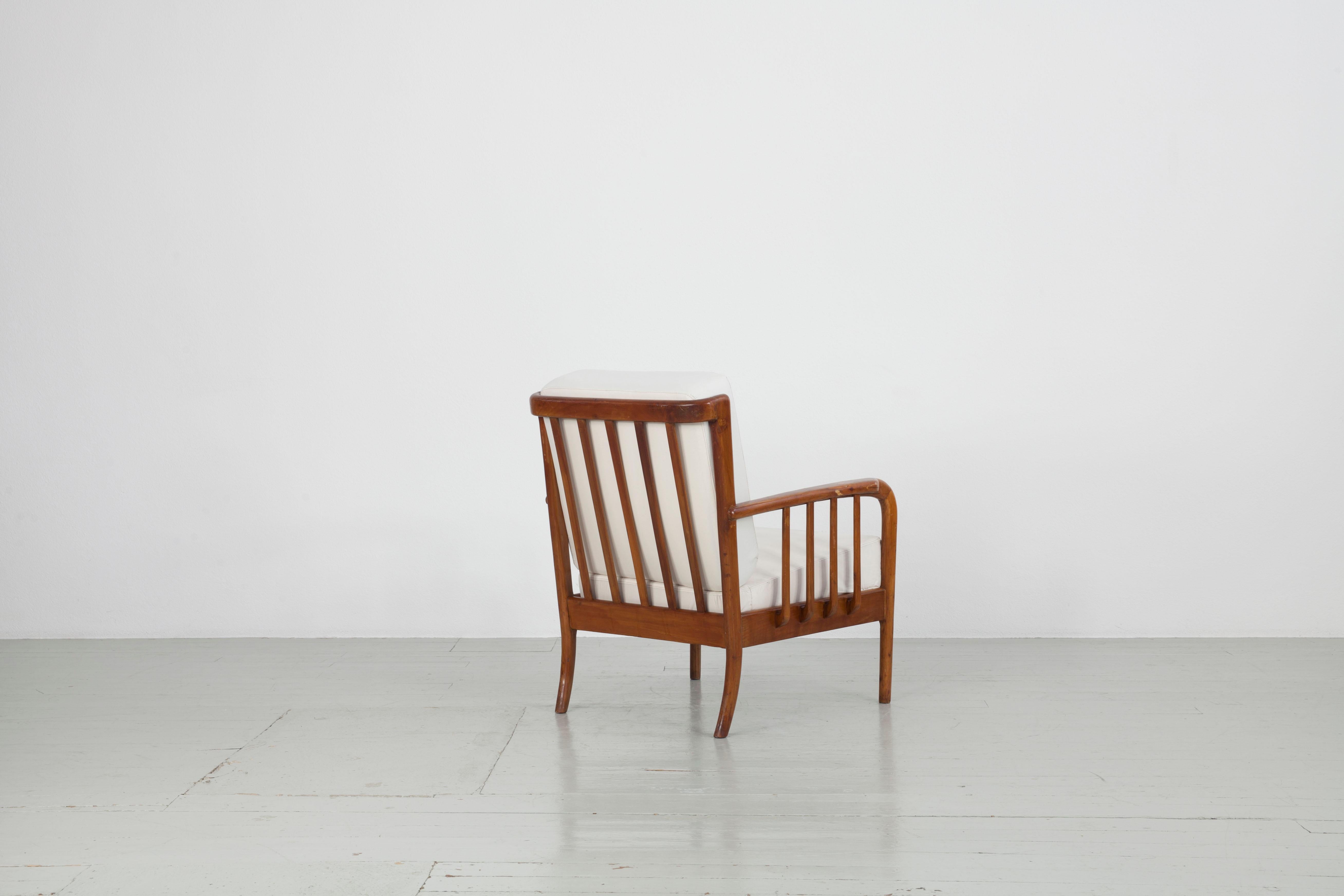Fauteuil italien des années 40 dans le style de Paolo Buffa Bon état - En vente à Wolfurt, AT