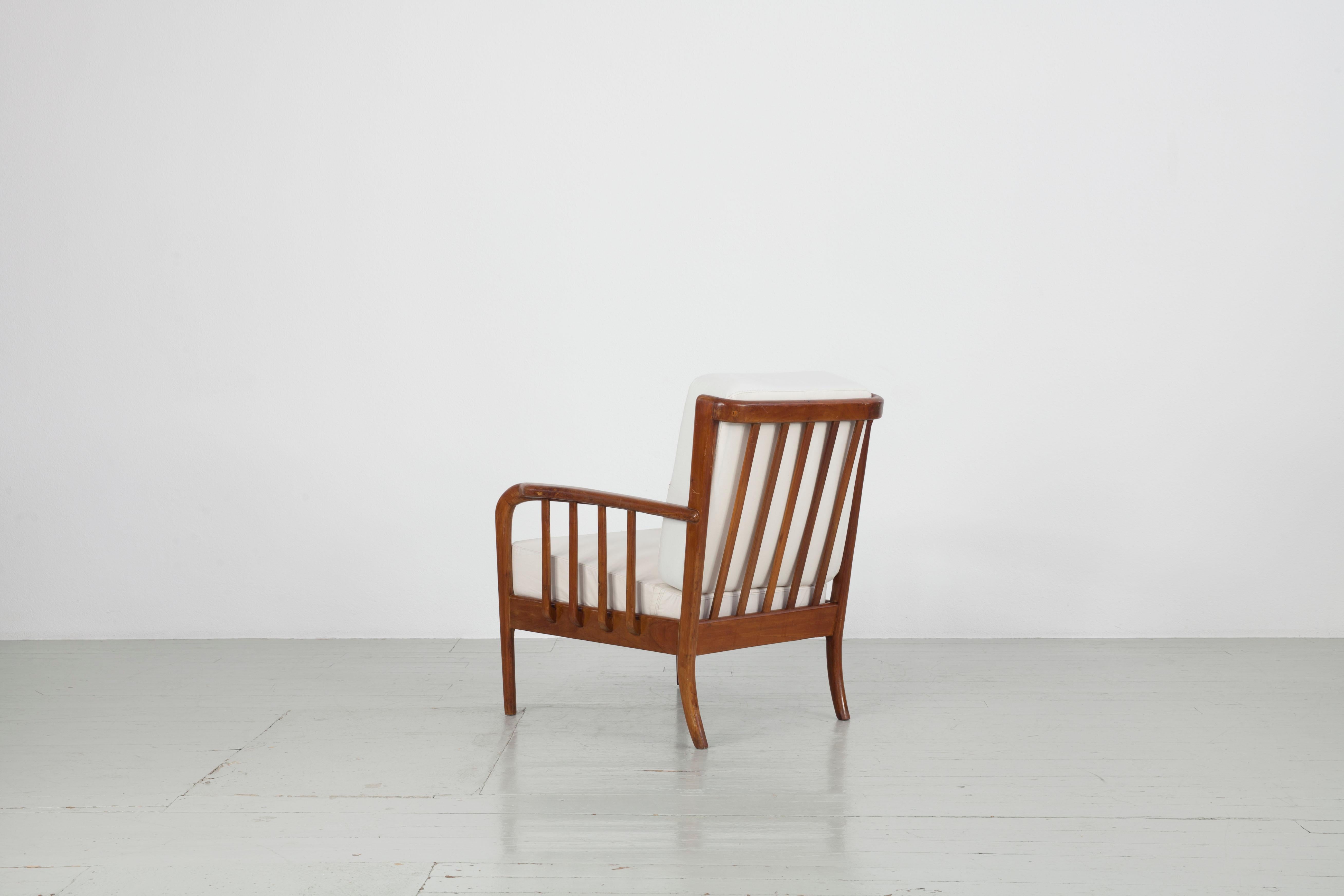 Cerise Fauteuil italien des années 40 dans le style de Paolo Buffa en vente
