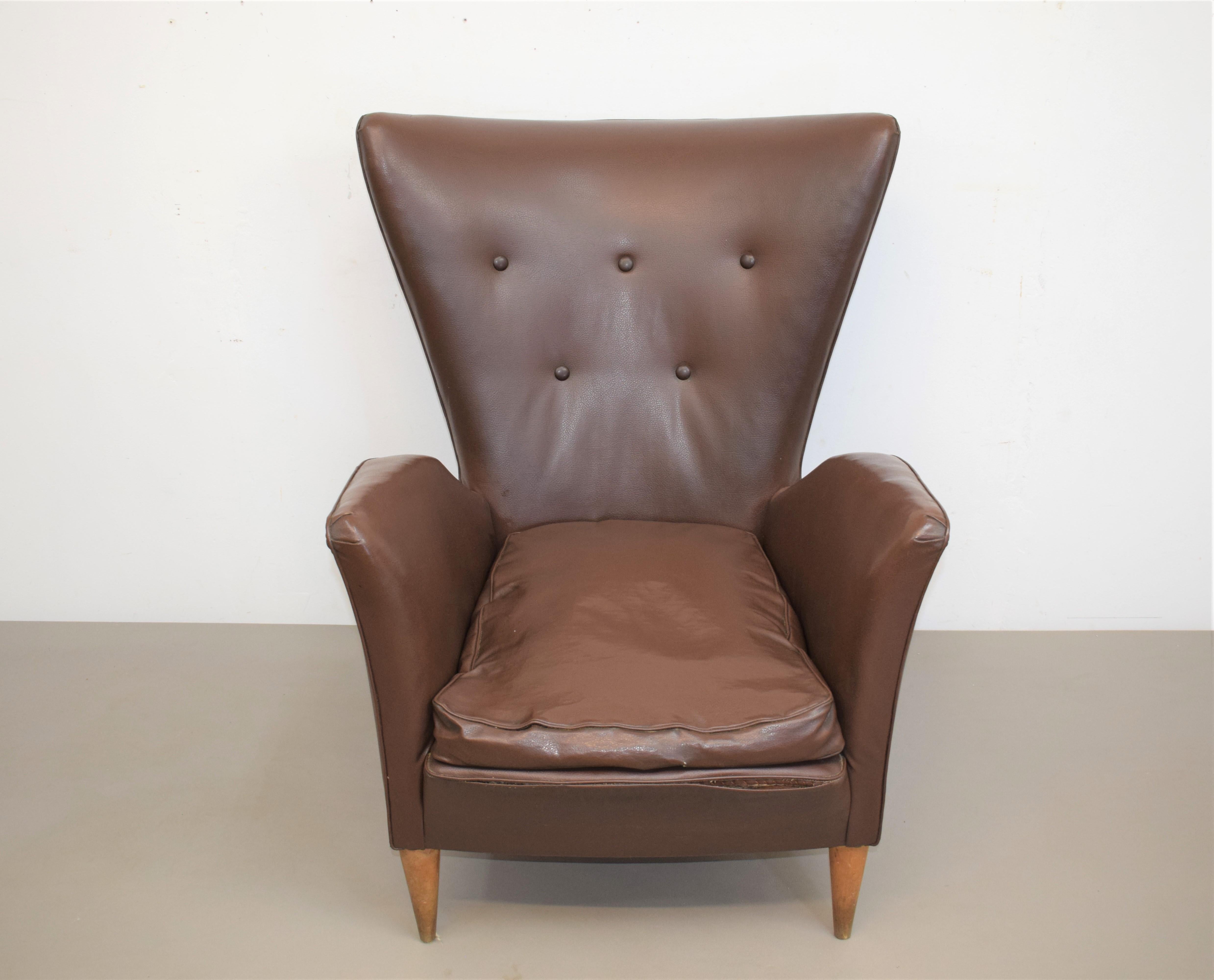 Sillón italiano, estilo Gio Ponti, años 50.
Dimensiones: Alto = 84 cm; Ancho = 74 cm; Fondo = 71 cm; Altura del asiento = 35 cm.