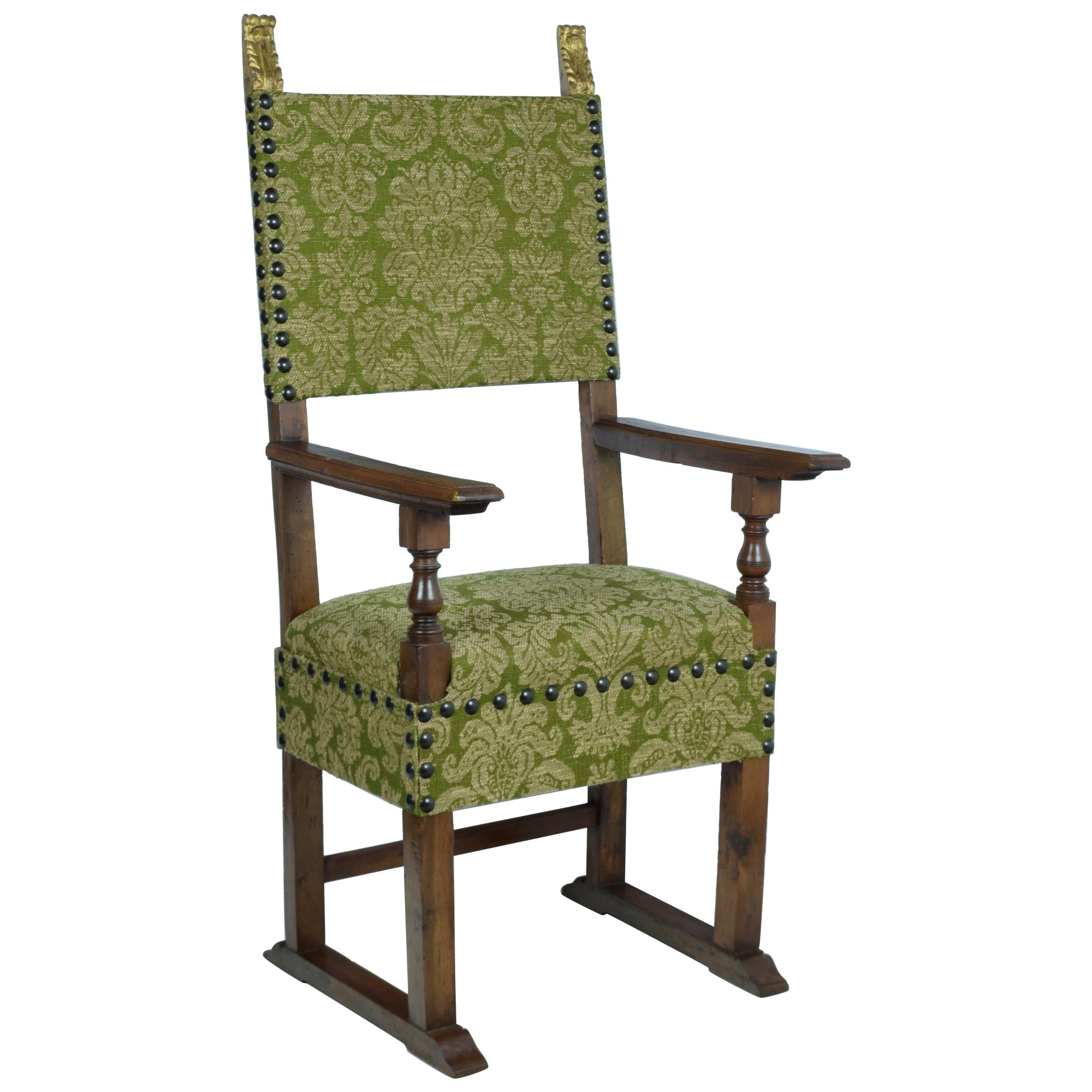 Italienischer italienischer Sessel aus geschnitztem Nussbaumholz, spätes 16. Jahrhundert, bezogen mit grünem Damast im Angebot