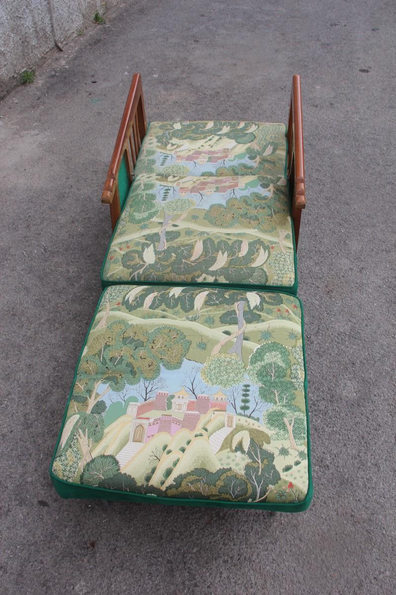 Italienischer Sessel aus grünem Nussbaumholz mit Seidenblumen aus dem Jahr 1940, Orient dreht sich zu einem Bett im Angebot 6