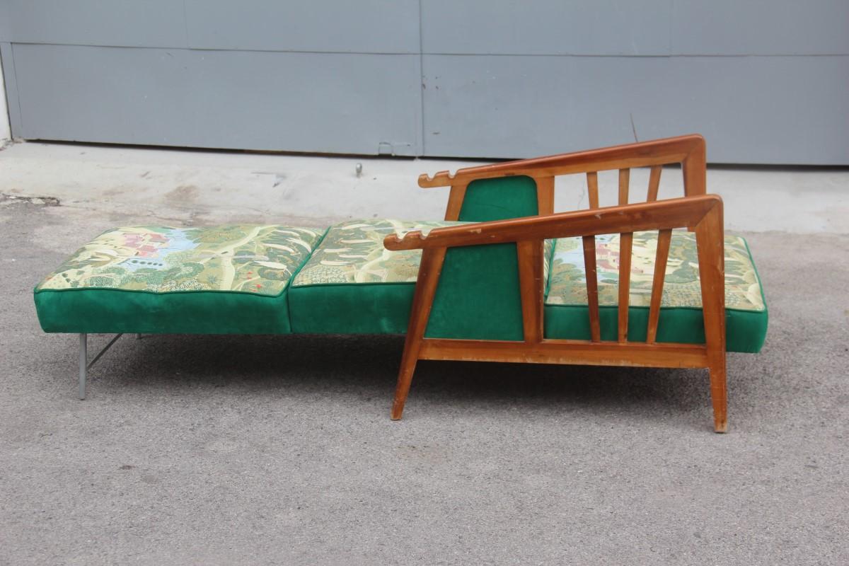 Italienischer Sessel aus grünem Nussbaumholz mit Seidenblumen aus dem Jahr 1940, Orient dreht sich zu einem Bett im Angebot 7