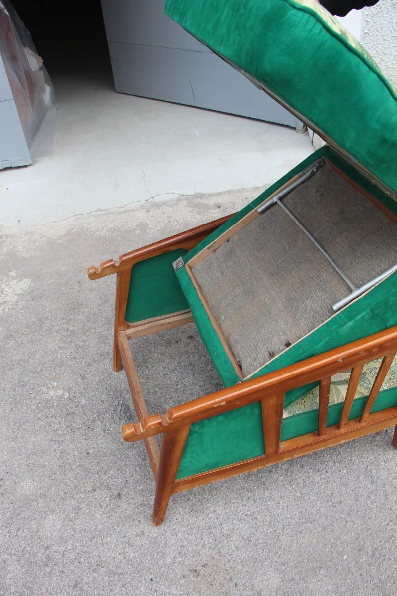 Fauteuil italien en noyer vert en 1940 Fleurs en soie Orient se transforme en lit en vente 10
