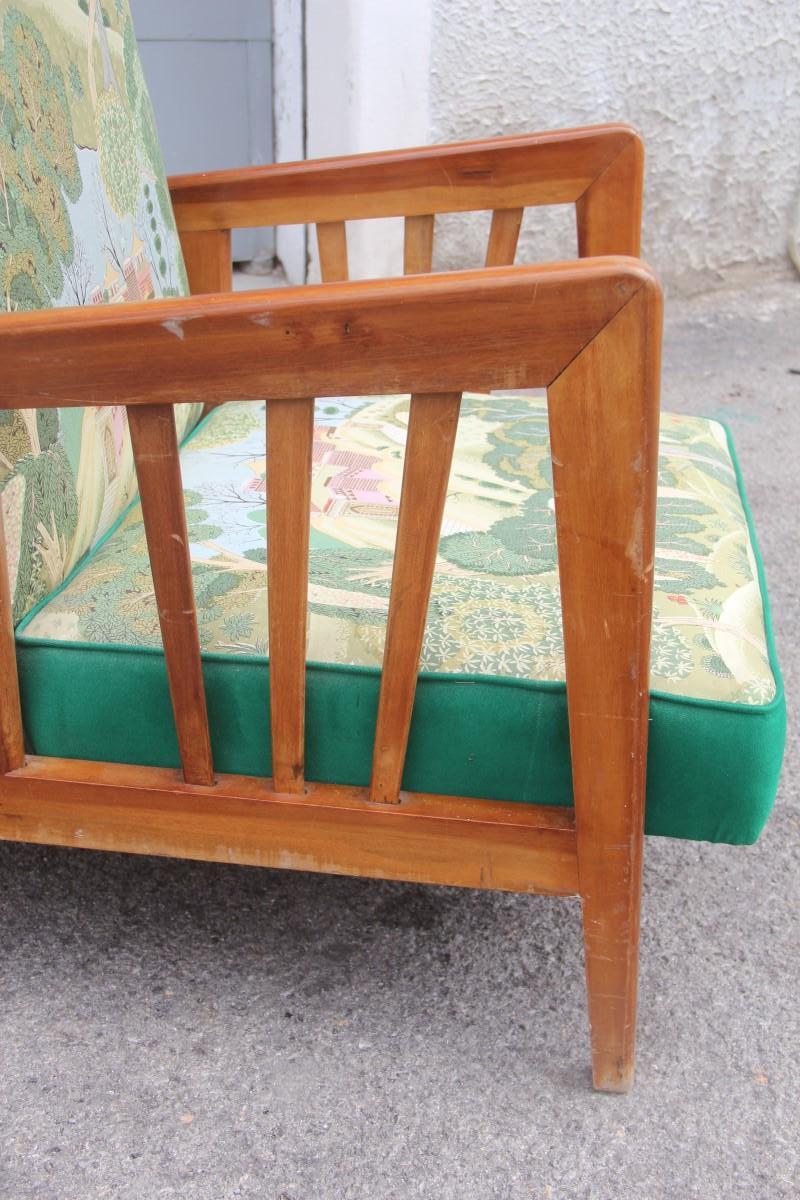 Italienischer Sessel in grünem Nussbaum in 1940 Seidenblumen Orient verwandelt sich in ein Bett.
Detail von Sesseln um 1940, aus Nussbaum, verwandelt sich in ein Einzelbett, sehr speziell und studiert für seine Realisierung, 
erinnert an den Stil