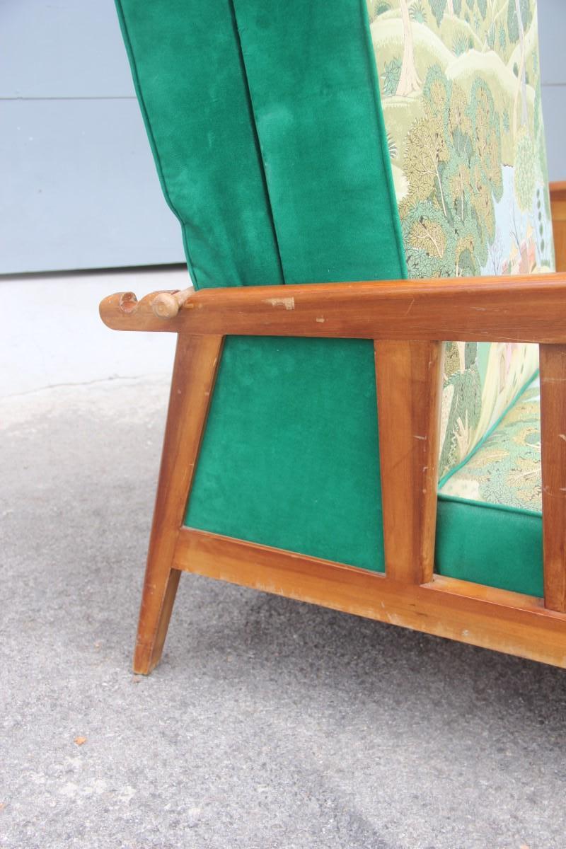 Italienischer Sessel aus grünem Nussbaumholz mit Seidenblumen aus dem Jahr 1940, Orient dreht sich zu einem Bett (Moderne der Mitte des Jahrhunderts) im Angebot