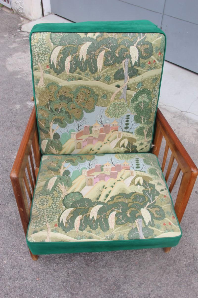 Italienischer Sessel aus grünem Nussbaumholz mit Seidenblumen aus dem Jahr 1940, Orient dreht sich zu einem Bett (Mitte des 20. Jahrhunderts) im Angebot