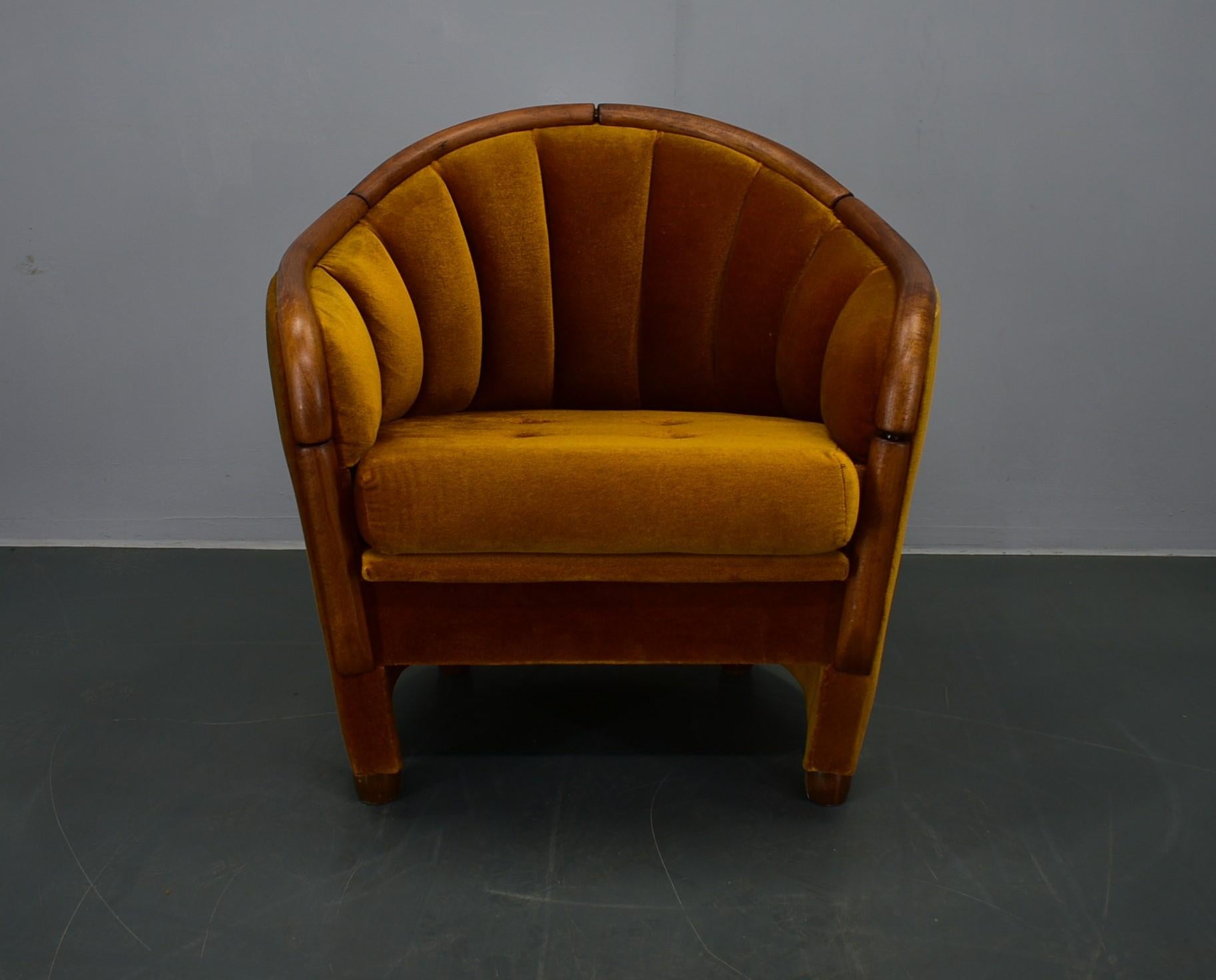 Made of Fabric,Wood.
The fabric is cleaned.
The wooden parts were restored
Good Original condition.
Seat height 42cm