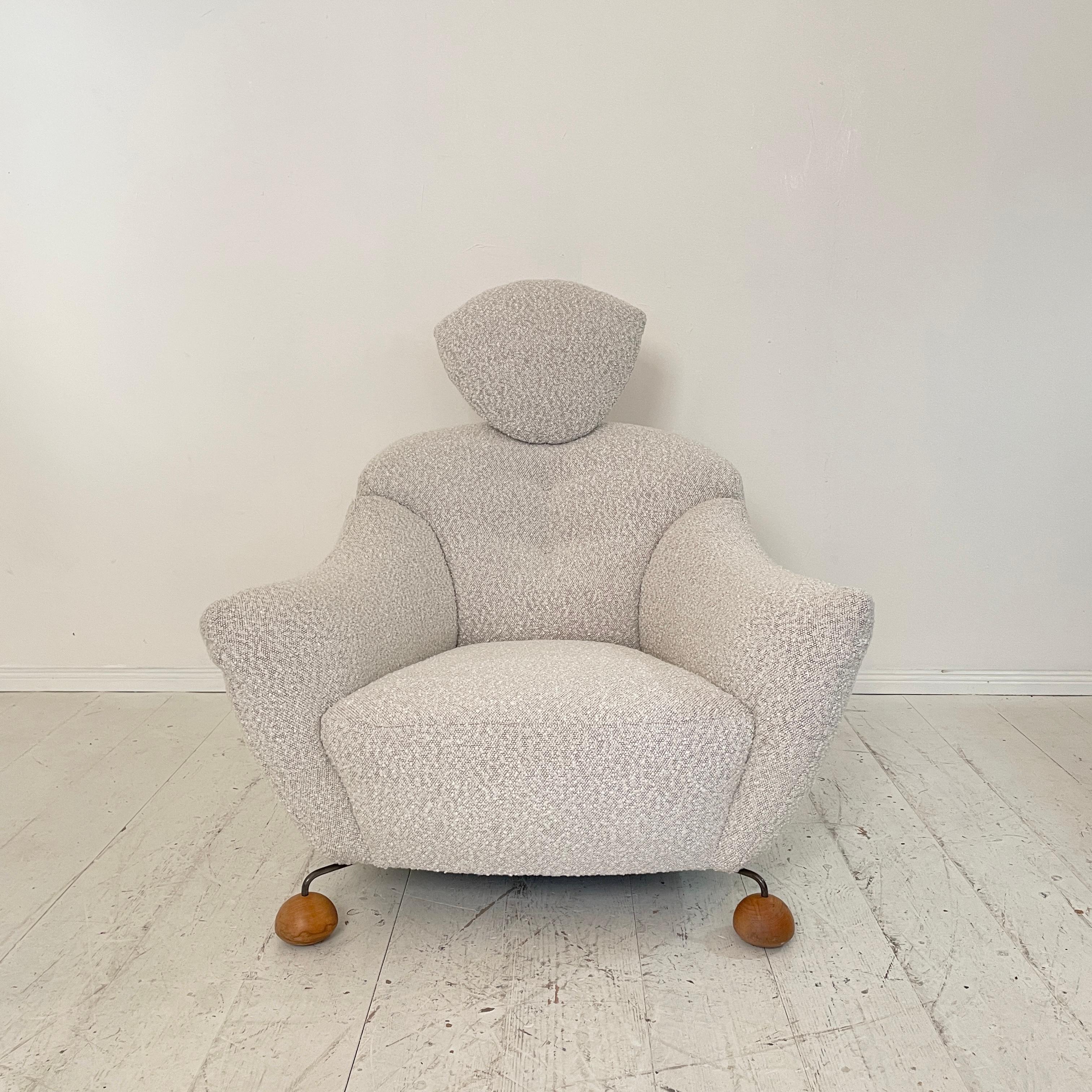 Dieser sehr bequeme Sessel wurde gerade mit weißem Boucle-Stoff neu gepolstert. 
Er wurde in den 1980er Jahren in Italien hergestellt. 
Die Form erinnert an einen sitzenden Mann. Ein großartiges Design aus dem Raum Memphis.
Ein einzigartiges Stück,