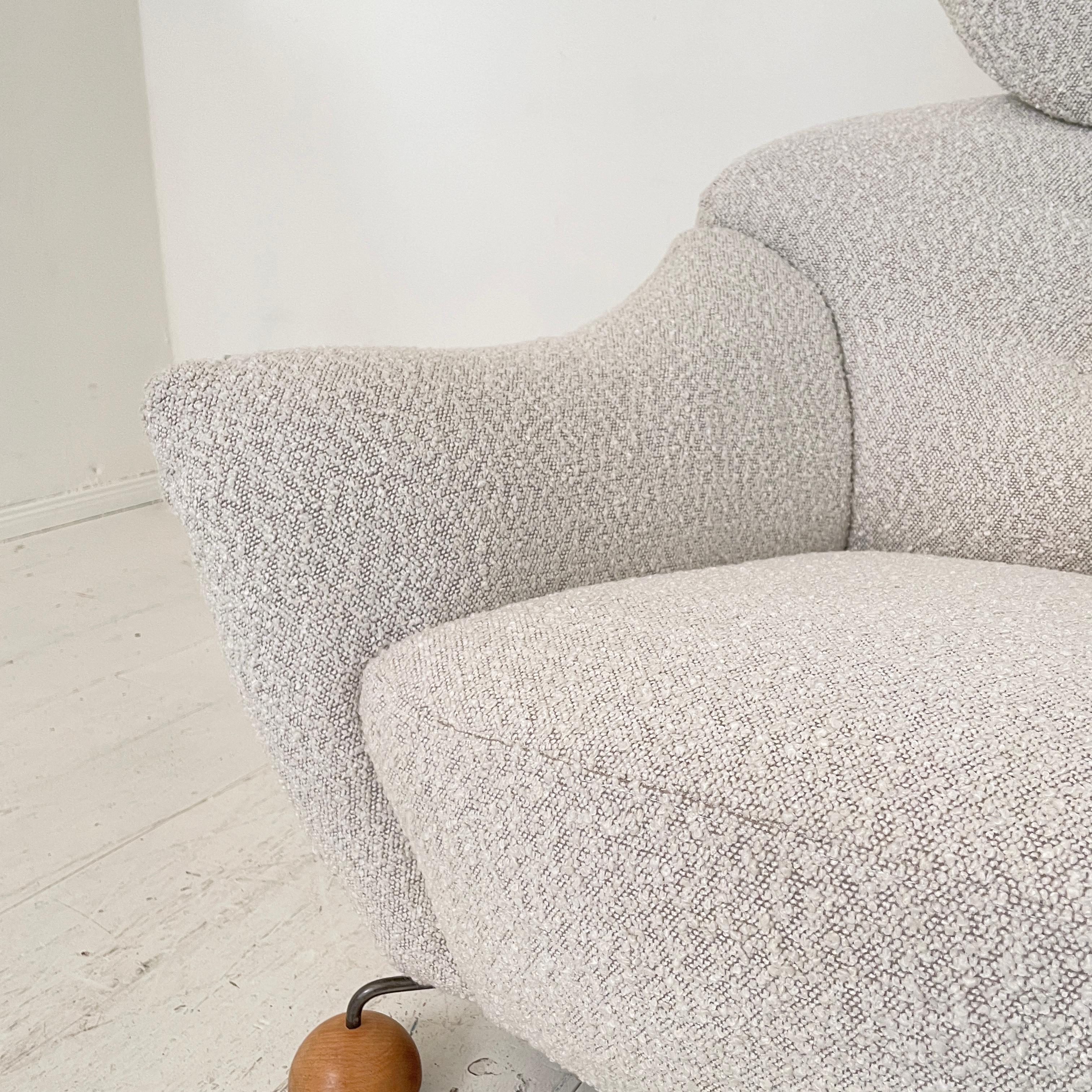 Italian Armchair in White Boucle Fabric, 1981 For Sale 1