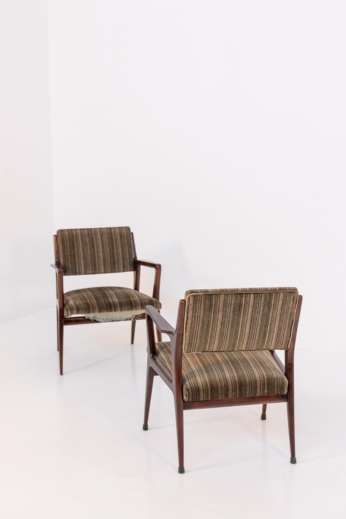 Italian armchair pair Attributed to Gio Ponti in Original Velvet For Sale 6