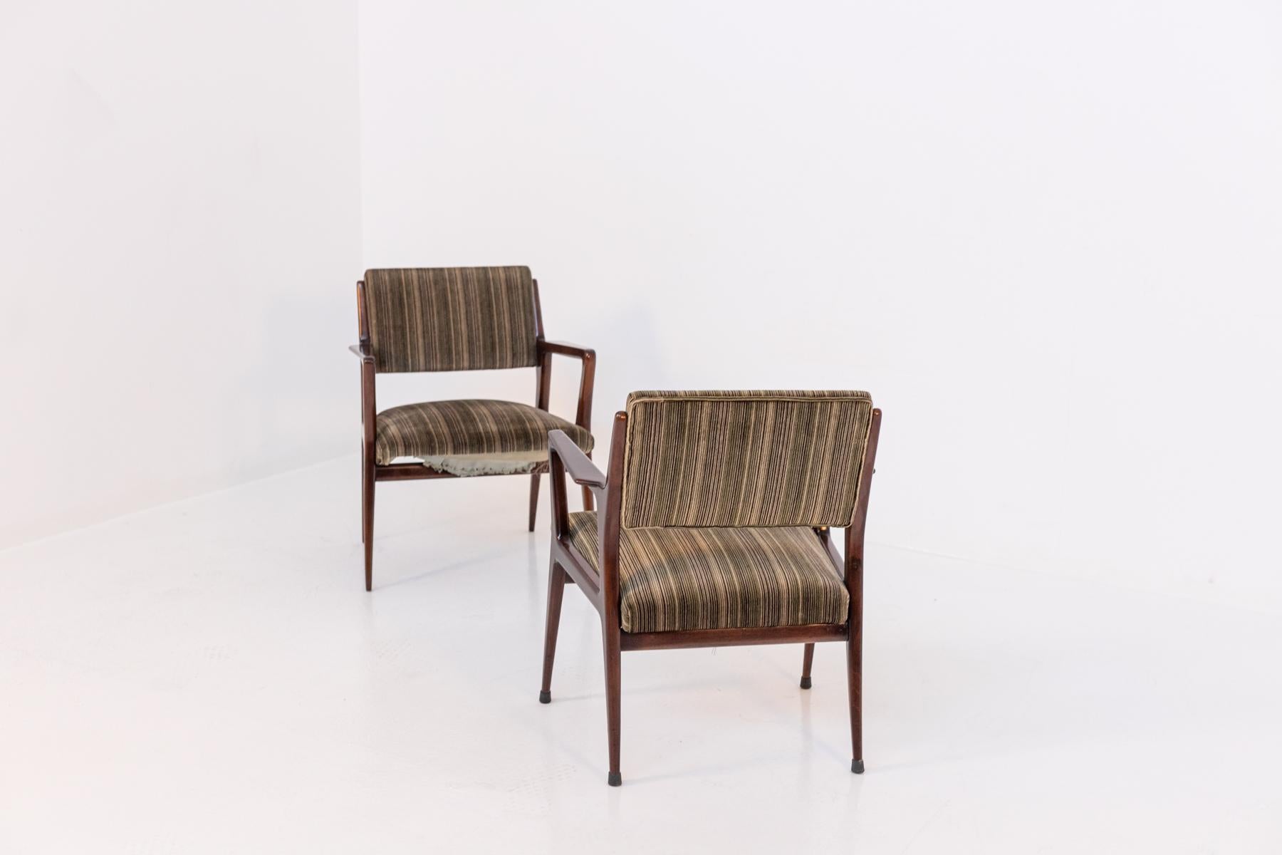 Italian armchair pair Attributed to Gio Ponti in Original Velvet For Sale 7