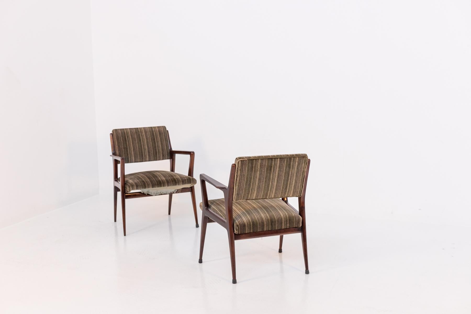 Italian armchair pair Attributed to Gio Ponti in Original Velvet For Sale 8