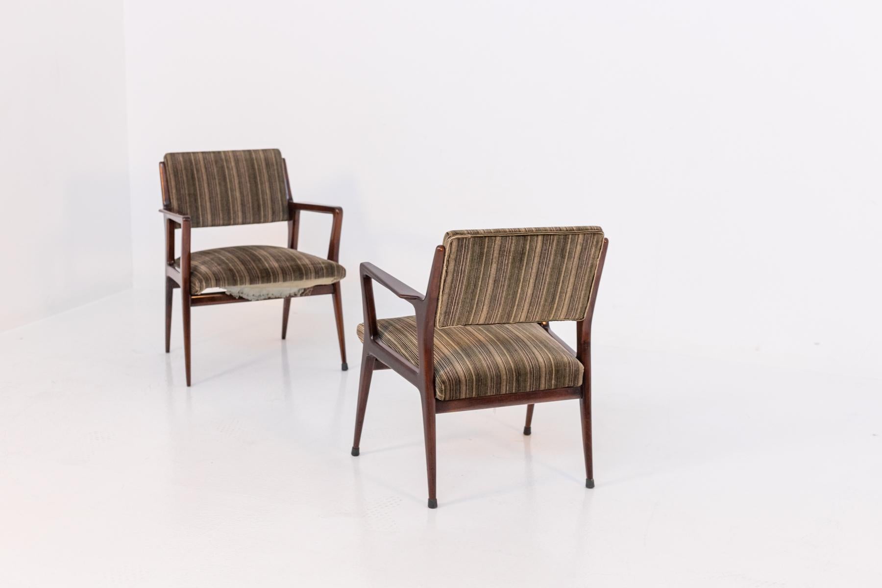 Italian armchair pair Attributed to Gio Ponti in Original Velvet For Sale 15