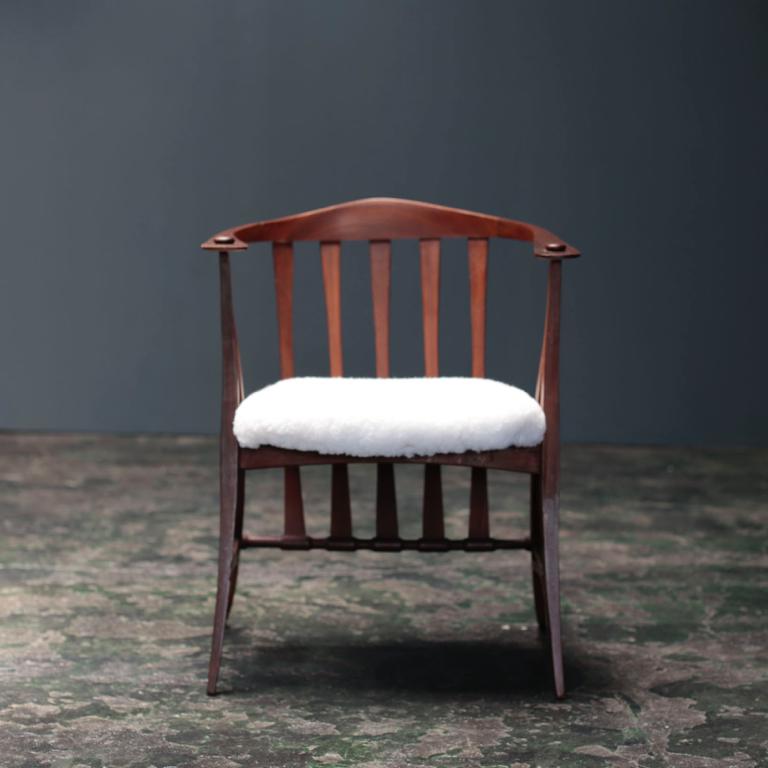 It is an Italian chair of vintage. Although the beauty of the curve and its fineness are the characteristics of the Italian design in the midcentury, among them the detail design and quality are very valuable works.