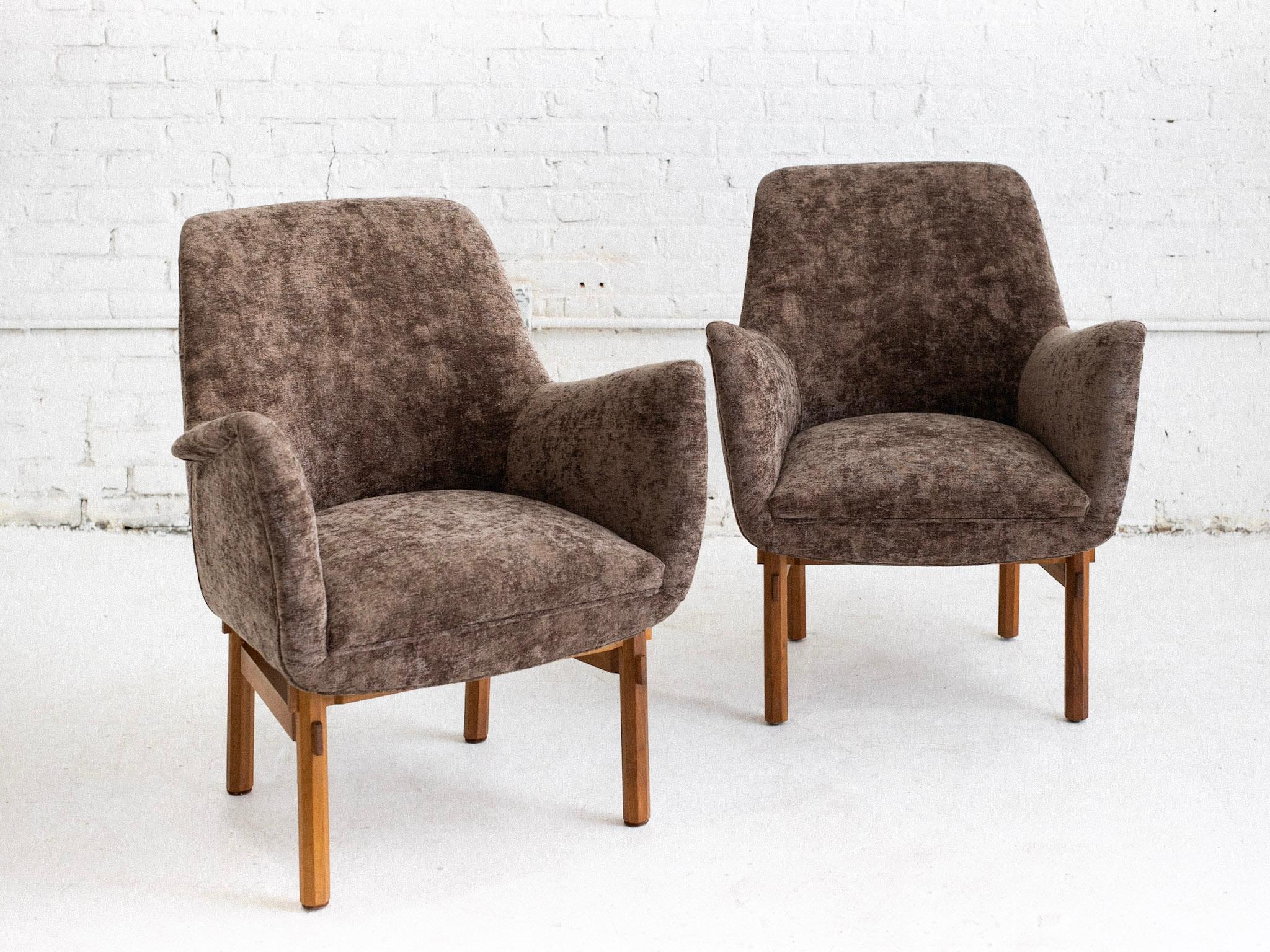 Ein Paar italienische Sessel aus der Mitte des Jahrhunderts, die Ico Parisi für Cassina zugeschrieben werden. Kürzlich neu gepolstert mit mokkafarbenem, gecrushtem Chenille. Holzbeine im brutalistischen Stil. Wird als Paar verkauft. Stammt aus
