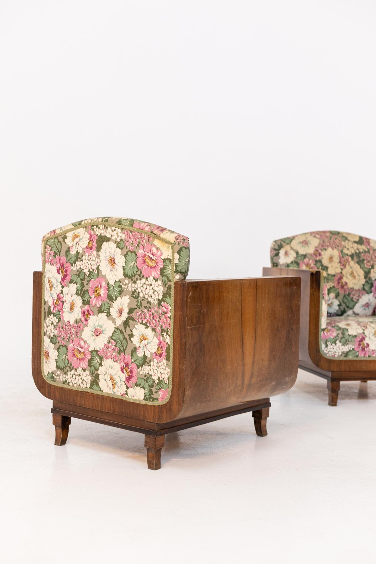 Beautiful pair of vintage armchairs by Gaetano and Osvaldo Borsani from the early 1900s.Excellent Italian manufacture, very good and original condition.The armchairs have a beautiful and sturdy structure in fine wood, fully visible up to the sides,