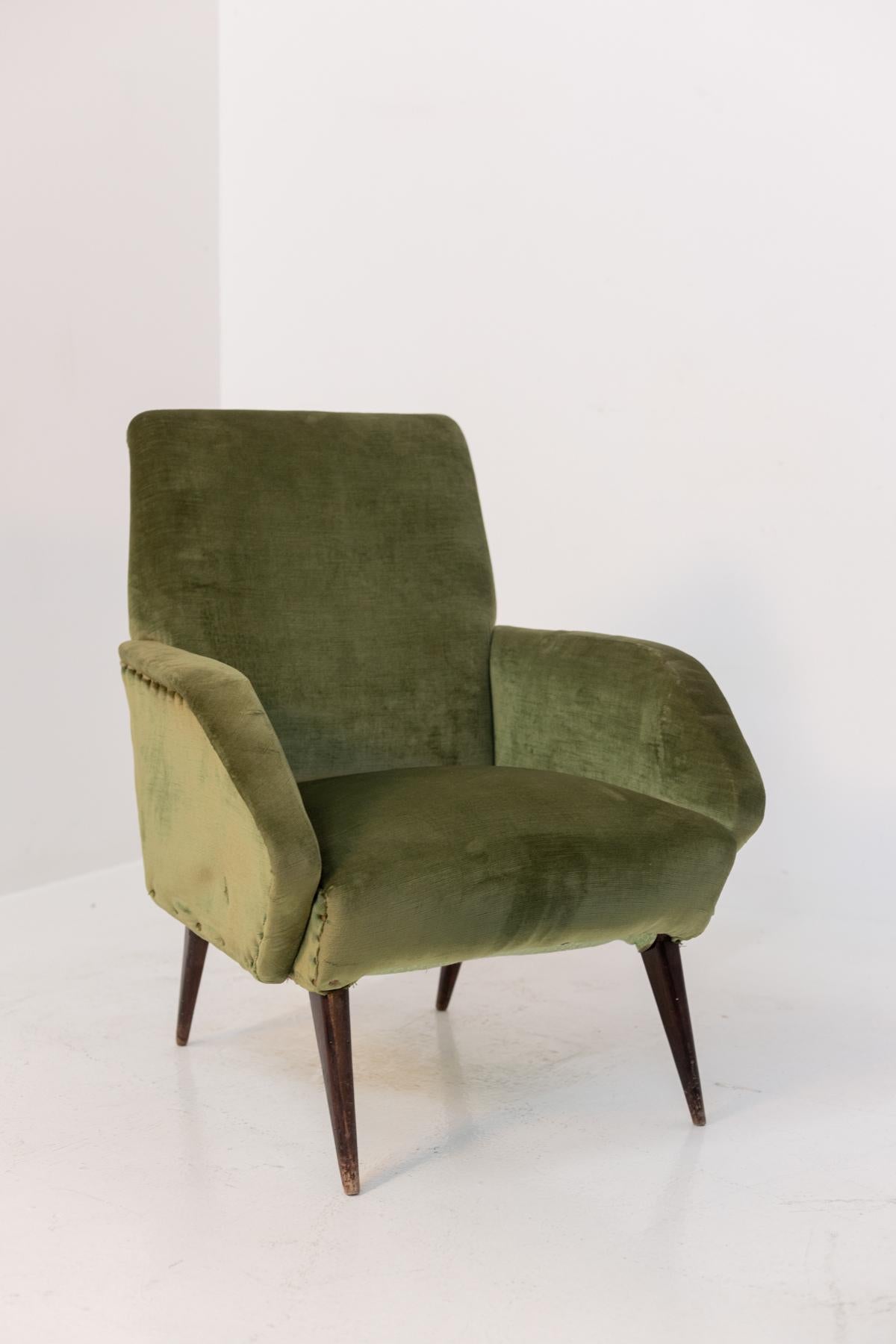 Italian Armchairs in Green Velvet and Wood In Good Condition For Sale In Milano, IT