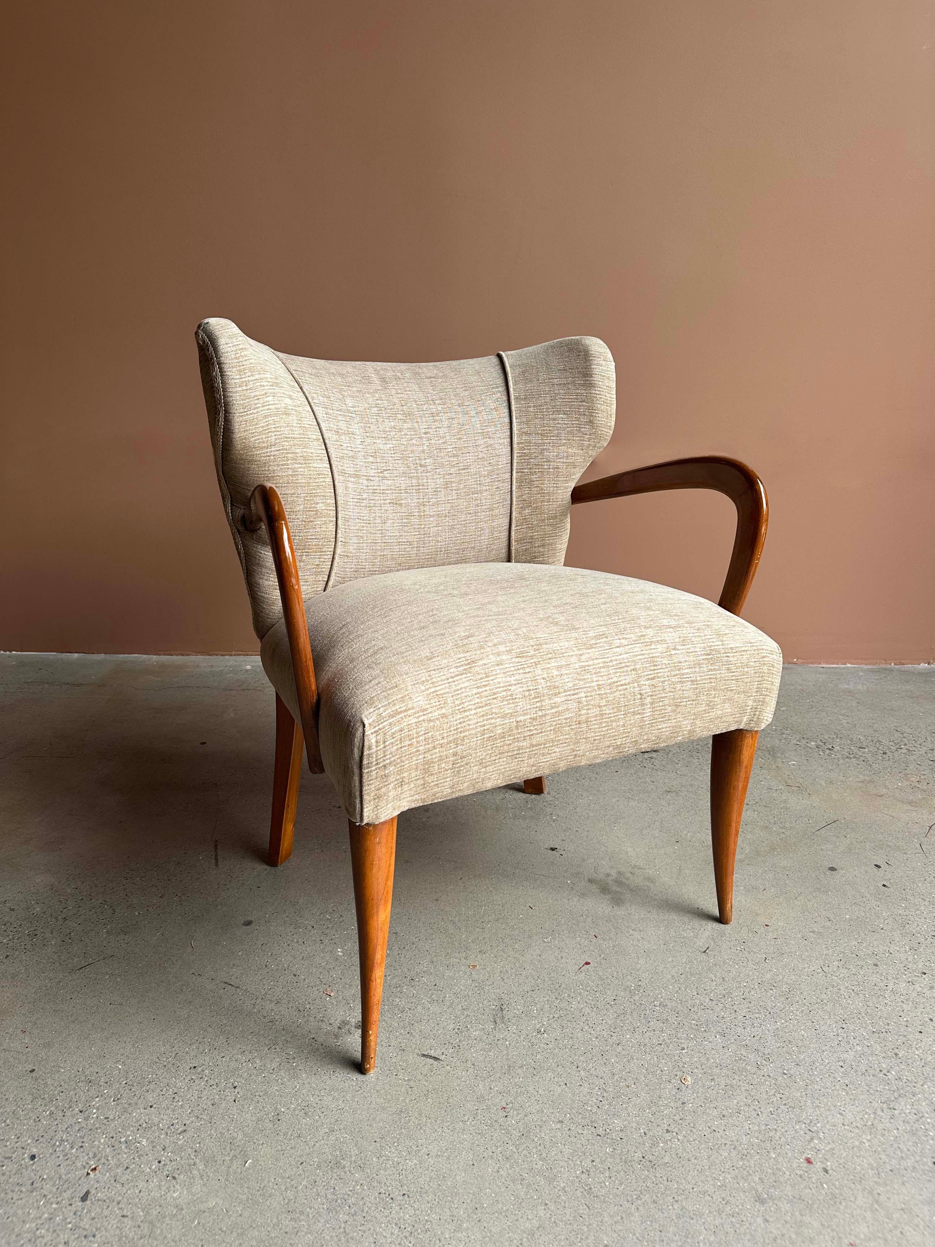 Italian Armchairs in the style of Melchiorre Bega, c. 1940, Pair In Good Condition For Sale In Brooklyn, NY
