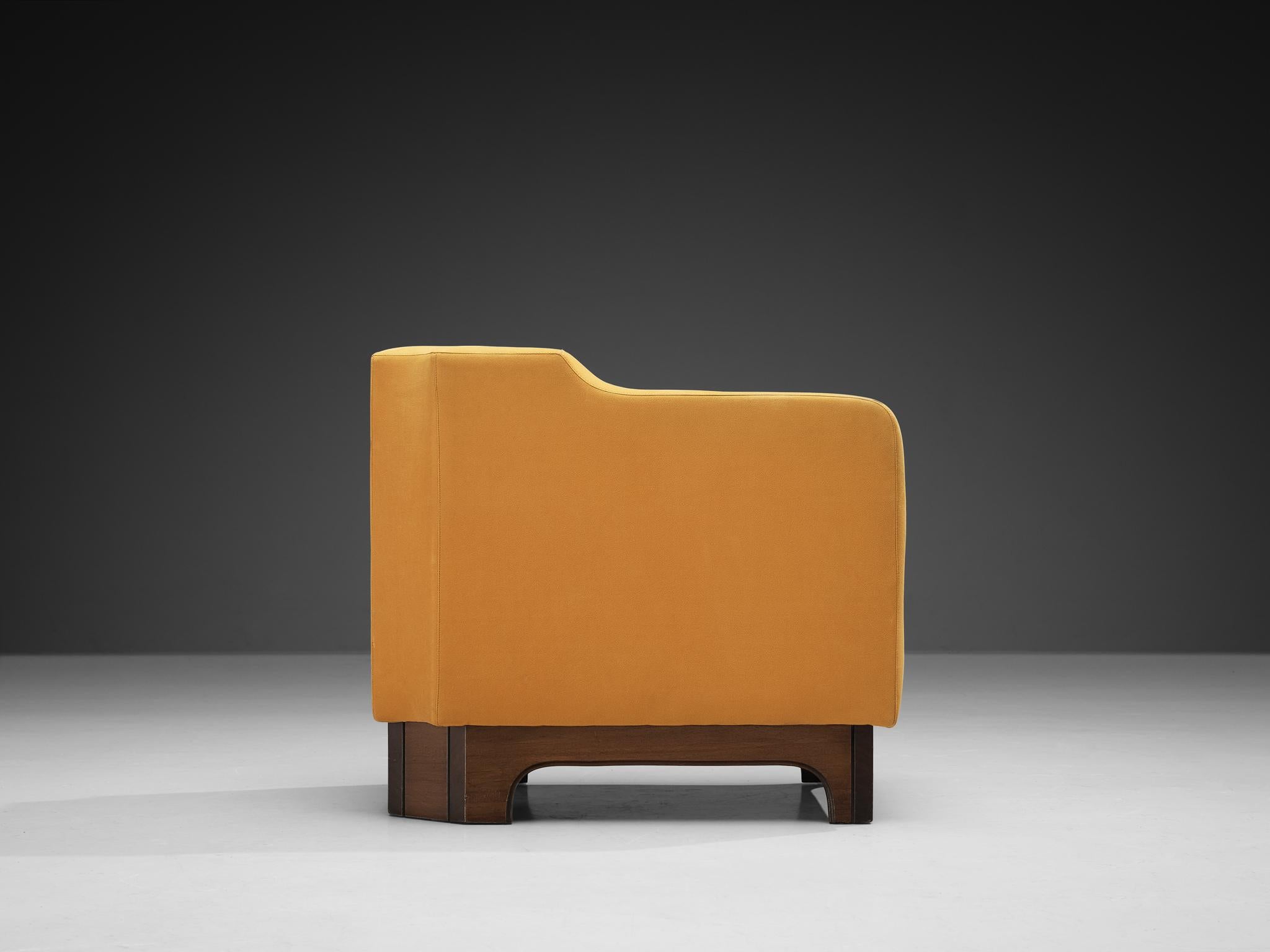 Italienische Sessel aus Nussbaumholz mit gelber Polsterung im Angebot 5